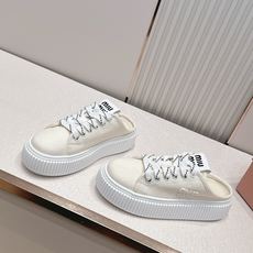 全新色系 半拖+满帮 全对版工艺 Miumiu 2026新色 厚底饼干鞋 满帮单鞋半拖最新走秀款,经 全新色系 半拖+满帮 全对版工艺 Miumiu 2026新色 厚底饼干鞋 满帮单鞋半拖最新走秀款,经