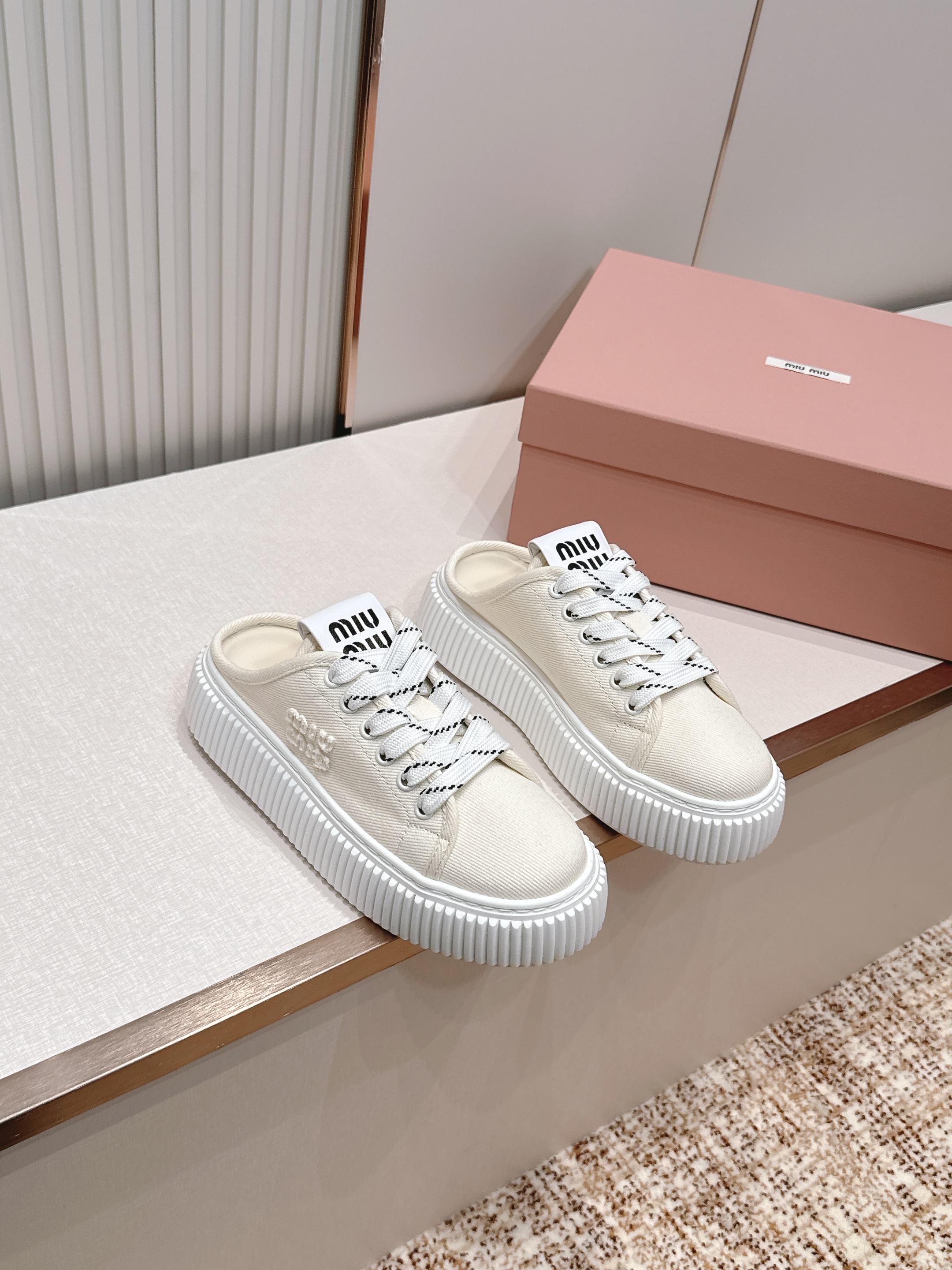 NO:819374,New color series, half-top + full-top, full pairing technology. Miumiu 2026 new color. Thick-soled biscuit shoes. Full-top single shoe and half-top, the latest catwalk style, classic upgrade. Comfort and fashionability coexist. Each color combination looks good, and the design matches different style needs. Original custom-made cloth for the upper. Lining: original custom-made sheepskin lining. Original open-molded anti-slip outsole for the shoe size:  35-40, casual shoes/sneakers and half slippers, miumiu, sneakers, sheepskin19860909全新色系 半拖+满帮,全对版工艺  Miumiu 2026新色 厚底饼干鞋 满帮单鞋半拖最新走秀款,经典升级 舒适度与时髦度并存 每个颜色搭配都好看,设计搭配不同风格需求 鞋面原版定制布 内里: 原版定制羊皮内里 大底原版开模防滑大底 鞋码: 35-40,休闲鞋/运动鞋半拖,miumiu,sneakers,sheepskin,Women's Shoes