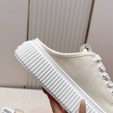 全新色系 半拖+满帮 全对版工艺 Miumiu 2026新色 厚底饼干鞋 满帮单鞋半拖最新走秀款,经 全新色系 半拖+满帮 全对版工艺 Miumiu 2026新色 厚底饼干鞋 满帮单鞋半拖最新走秀款,经