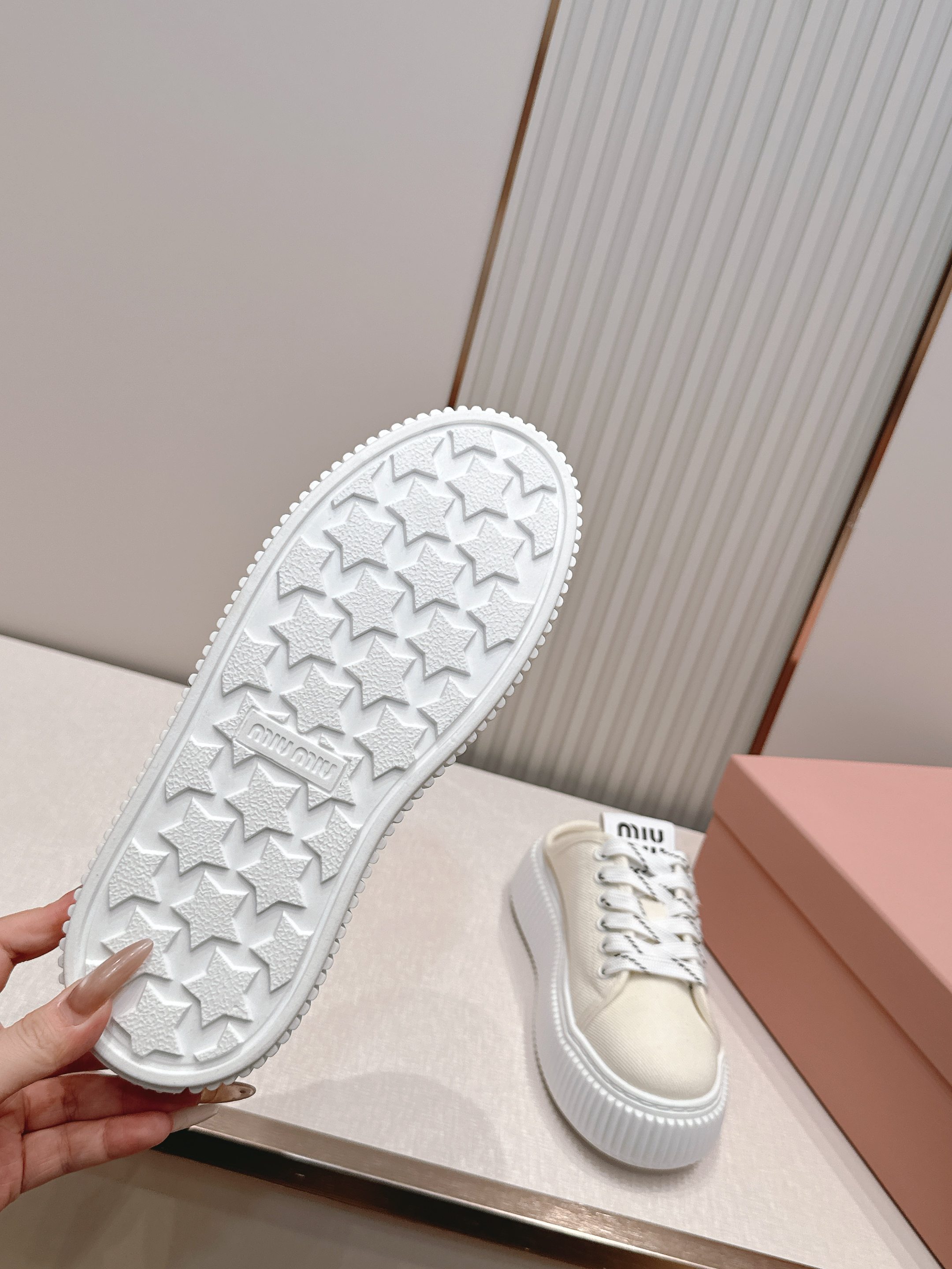全新色系 半拖+满帮 全对版工艺 Miumiu 2026新色 厚底饼干鞋 满帮单鞋半拖最新走秀款,经 全新色系 半拖+满帮 全对版工艺 Miumiu 2026新色 厚底饼干鞋 满帮单鞋半拖最新走秀款,经