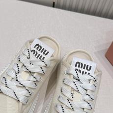 全新色系 半拖+满帮 全对版工艺 Miumiu 2026新色 厚底饼干鞋 满帮单鞋半拖最新走秀款,经 全新色系 半拖+满帮 全对版工艺 Miumiu 2026新色 厚底饼干鞋 满帮单鞋半拖最新走秀款,经
