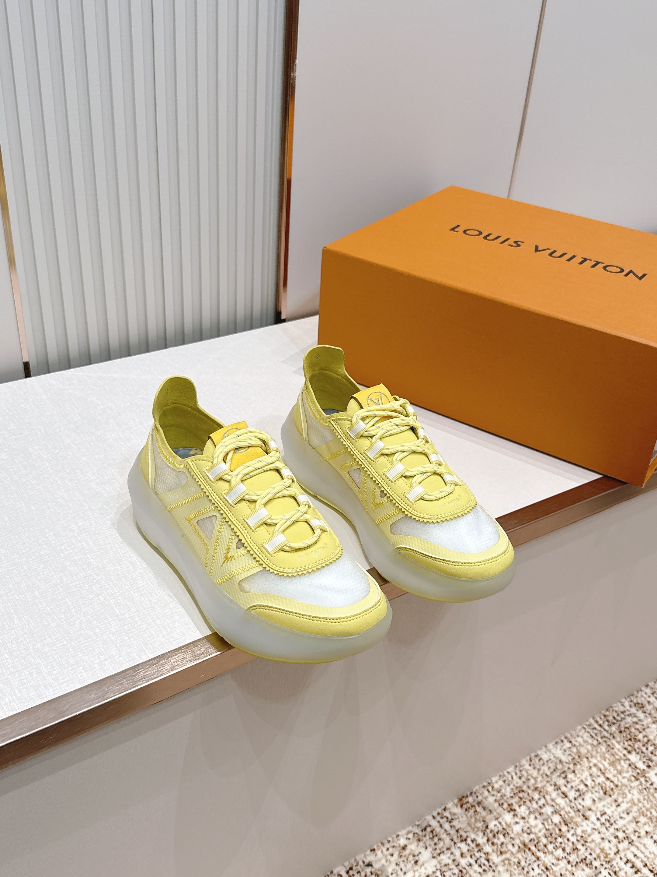 樱桃🍒扣加50 情侣款LV Run Away系列运动鞋，织物+皮革拼接，搭配白色几何图案，简约又有辨识度