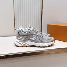 男款Louis Vuitton路易威登 LV Tatic Runner 运动鞋这款鞋是LV近年热门的“老 男款Louis Vuitton路易威登 LV Tatic Runner 运动鞋这款鞋是LV近年热门的“老