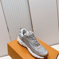 男款Louis Vuitton路易威登 LV Tatic Runner 运动鞋这款鞋是LV近年热门的“老 男款Louis Vuitton路易威登 LV Tatic Runner 运动鞋这款鞋是LV近年热门的“老