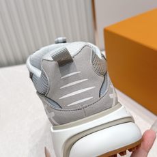男款Louis Vuitton路易威登 LV Tatic Runner 运动鞋这款鞋是LV近年热门的“老 男款Louis Vuitton路易威登 LV Tatic Runner 运动鞋这款鞋是LV近年热门的“老