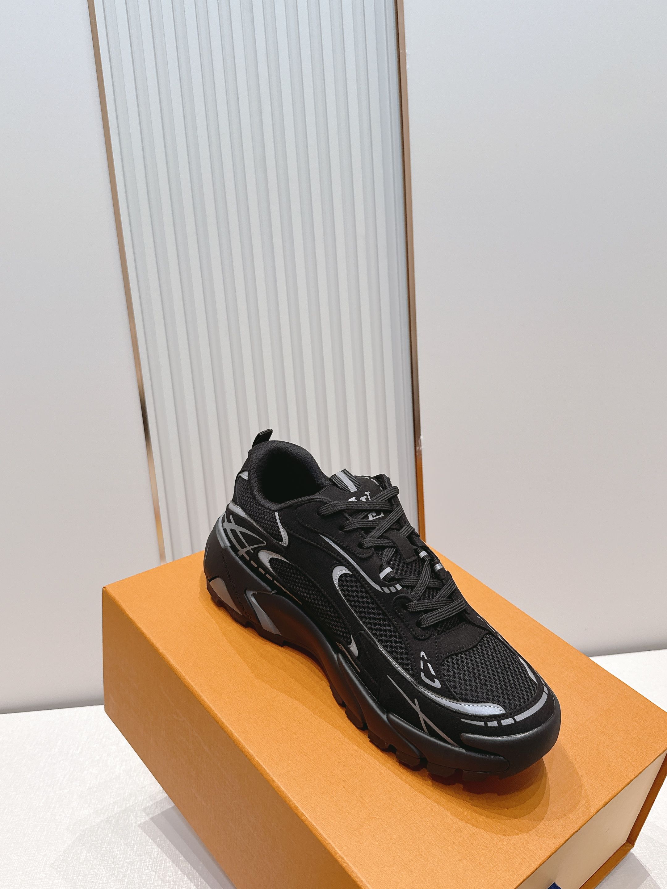 男款Louis Vuitton路易威登 LV Tatic Runner 运动鞋这款鞋是LV近年热门的“老