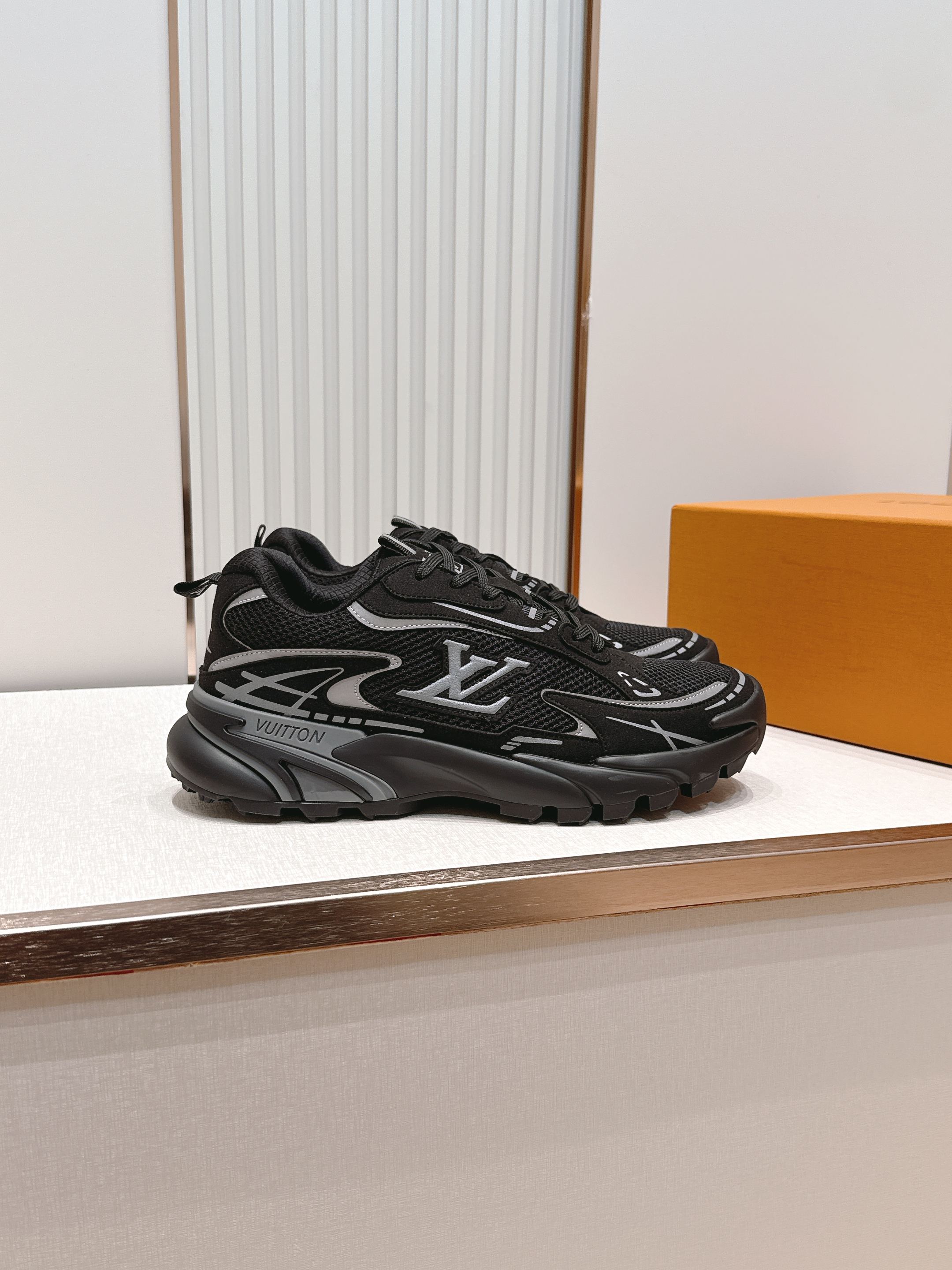 男款Louis Vuitton路易威登 LV Tatic Runner 运动鞋这款鞋是LV近年热门的“老