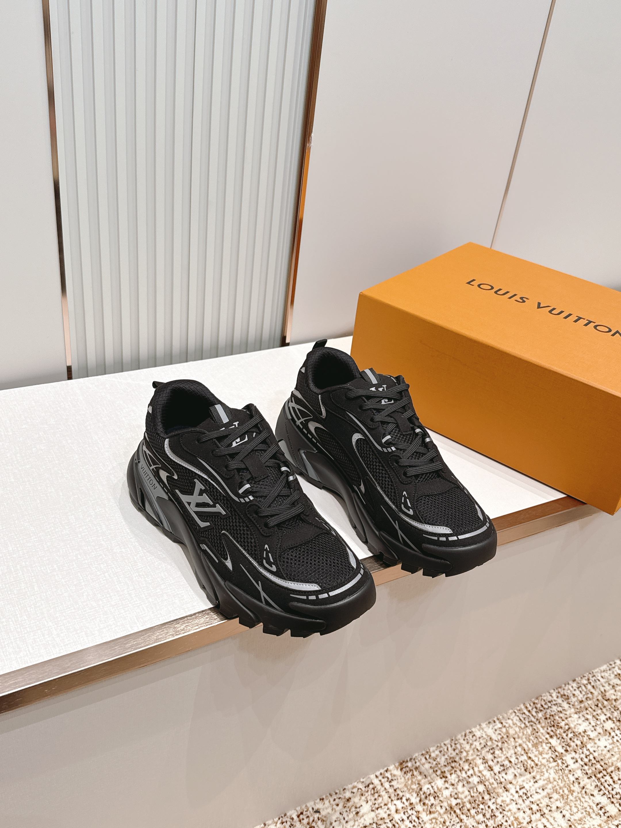 男款Louis Vuitton路易威登 LV Tatic Runner 运动鞋这款鞋是LV近年热门的“老