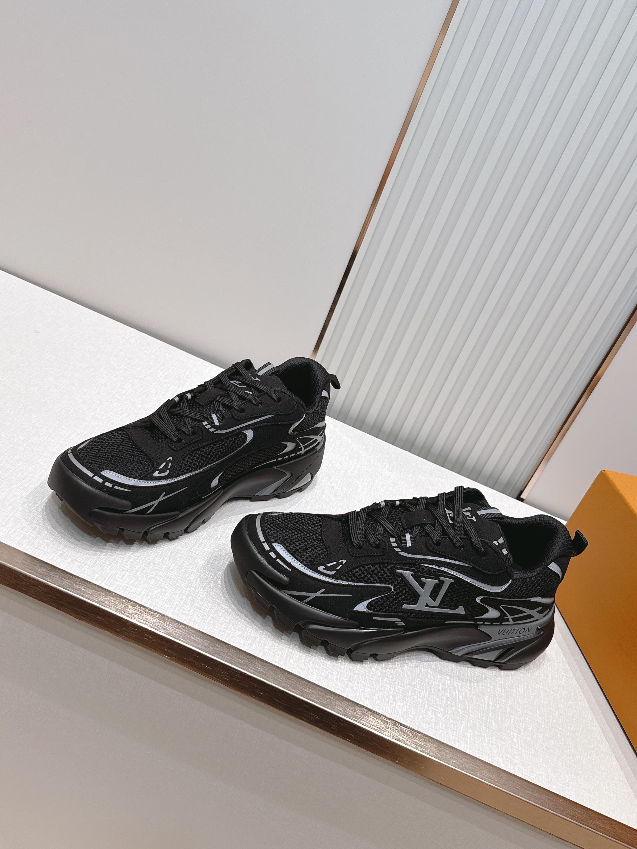 男款Louis Vuitton路易威登 LV Tatic Runner 运动鞋这款鞋是LV近年热门的“老