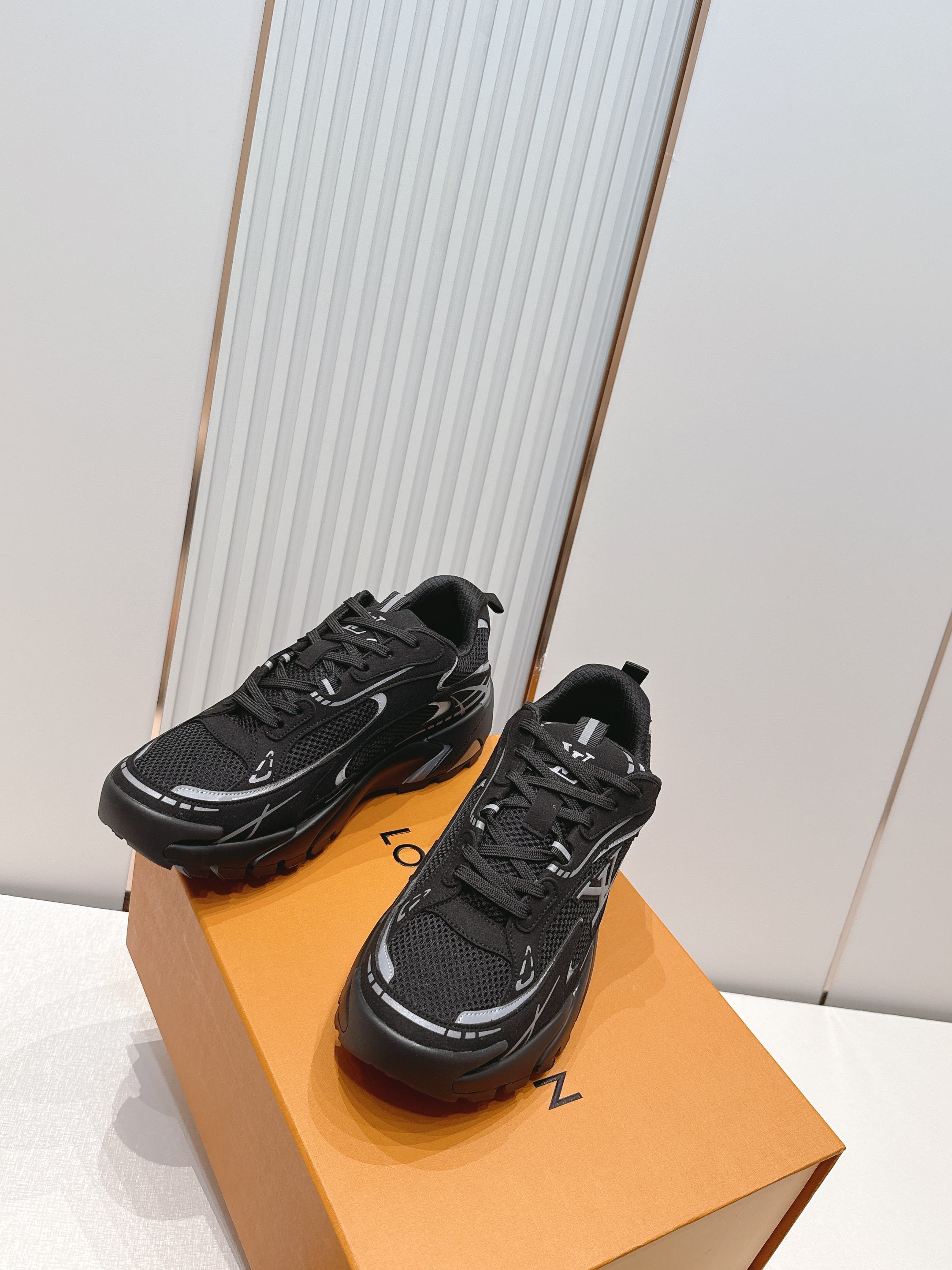 男款Louis Vuitton路易威登 LV Tatic Runner 运动鞋这款鞋是LV近年热门的“老