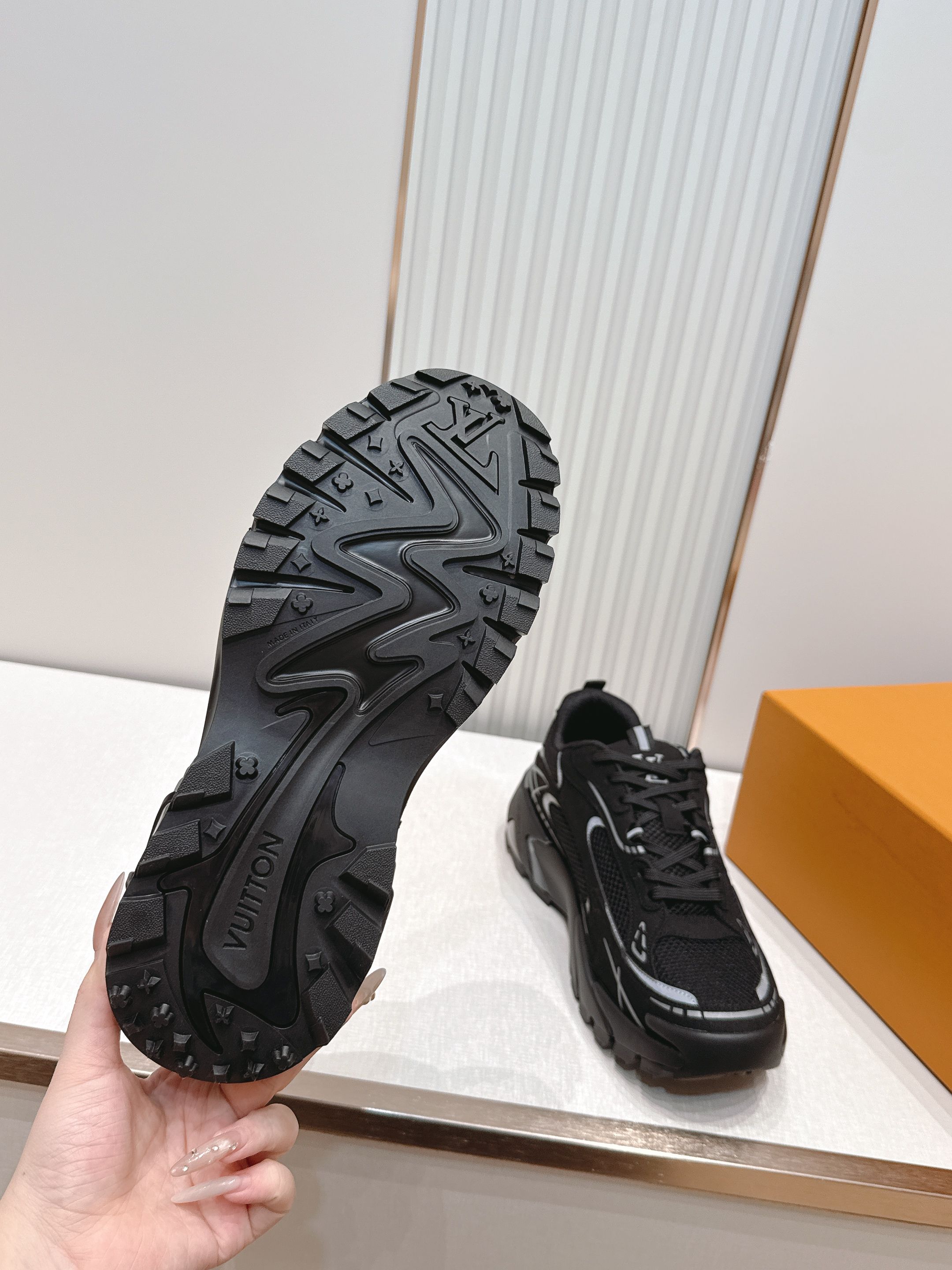 男款Louis Vuitton路易威登 LV Tatic Runner 运动鞋这款鞋是LV近年热门的“老