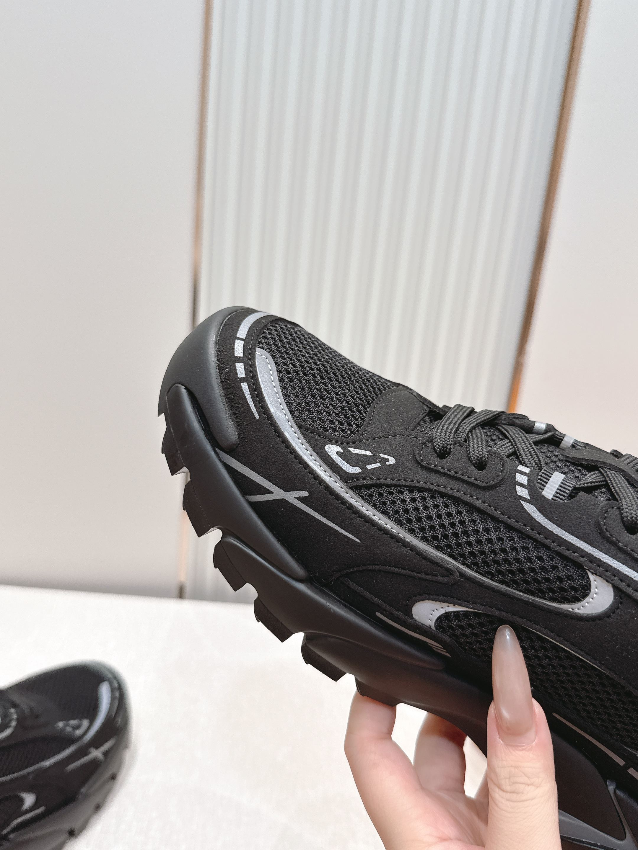 男款Louis Vuitton路易威登 LV Tatic Runner 运动鞋这款鞋是LV近年热门的“老
