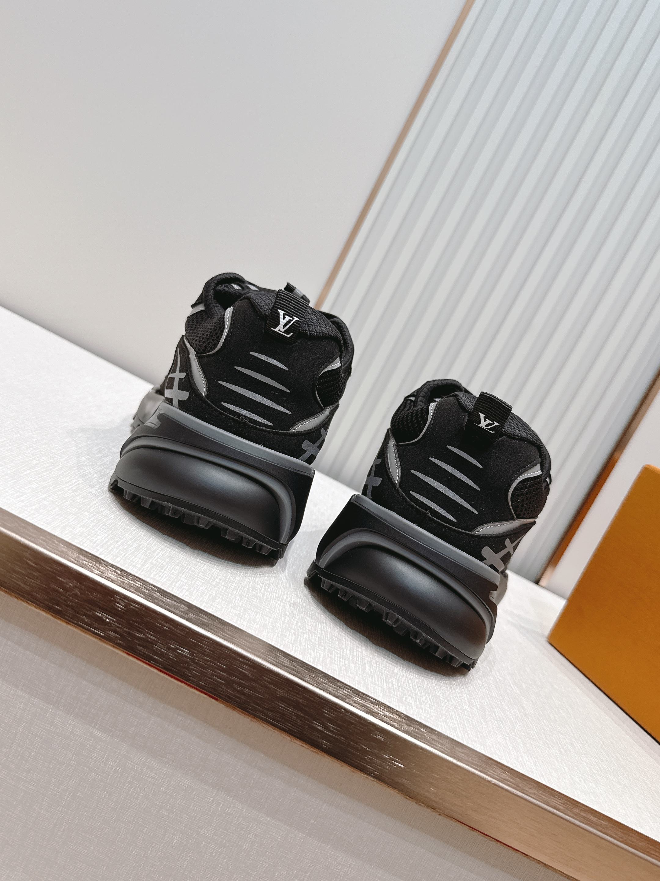 男款Louis Vuitton路易威登 LV Tatic Runner 运动鞋这款鞋是LV近年热门的“老