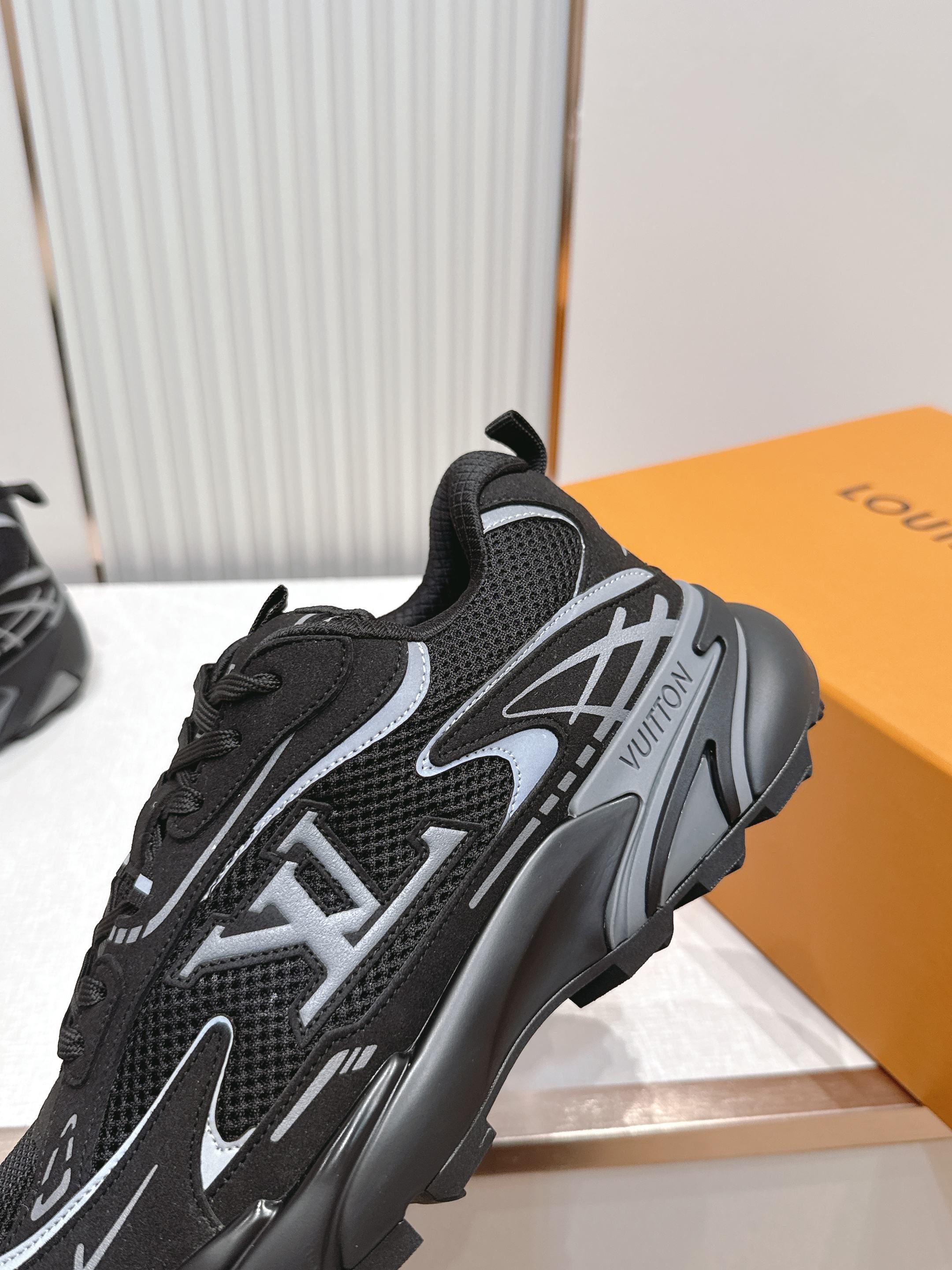男款Louis Vuitton路易威登 LV Tatic Runner 运动鞋这款鞋是LV近年热门的“老