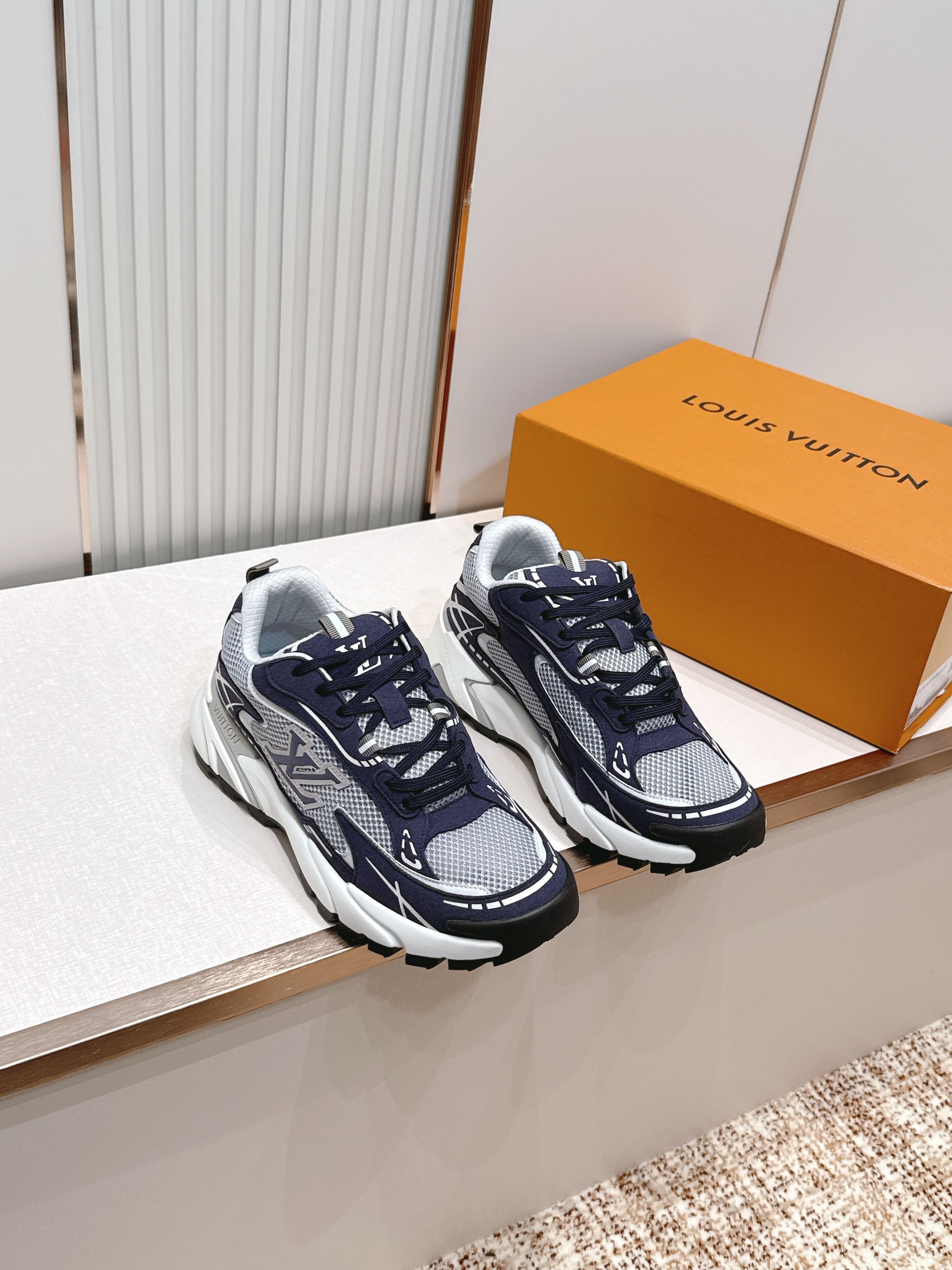 男款Louis Vuitton路易威登 LV Tatic Runner 运动鞋这款鞋是LV近年热门的“老