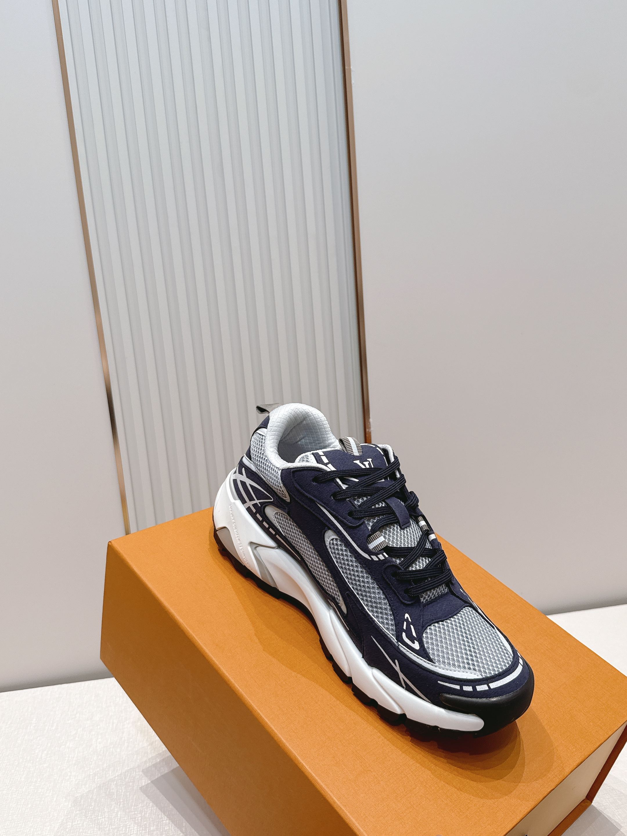 男款Louis Vuitton路易威登 LV Tatic Runner 运动鞋这款鞋是LV近年热门的“老