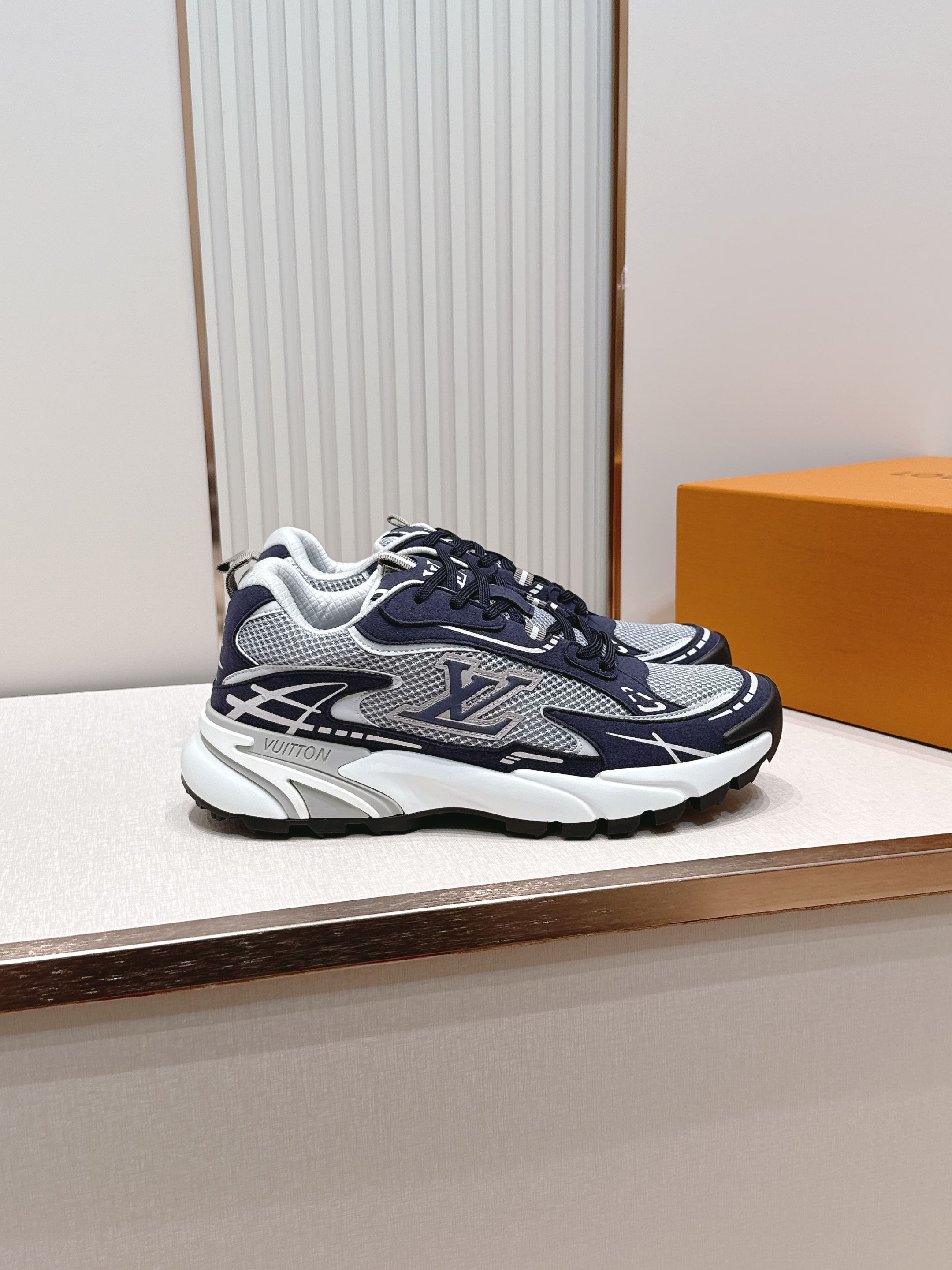 男款Louis Vuitton路易威登 LV Tatic Runner 运动鞋这款鞋是LV近年热门的“老