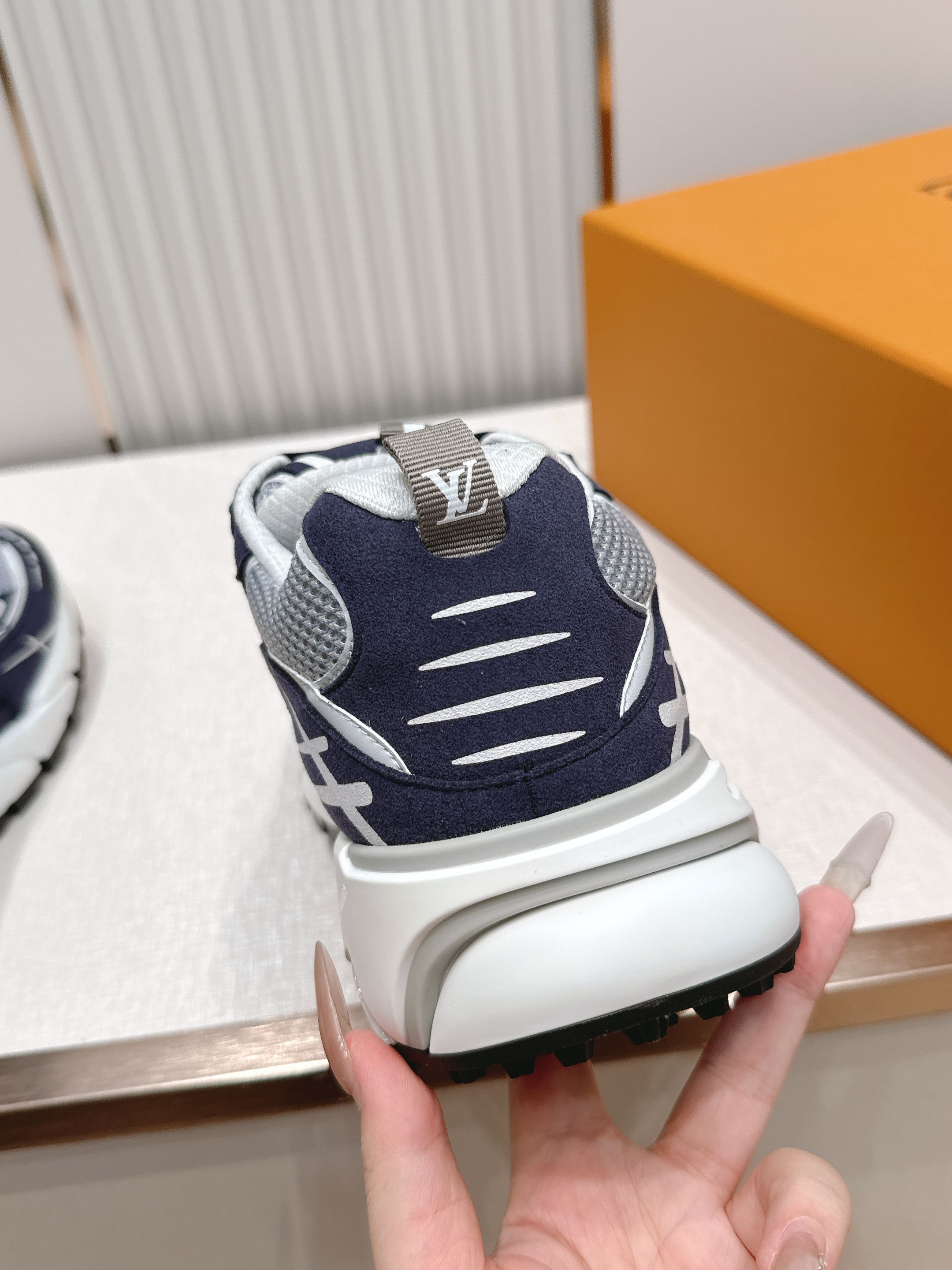 男款Louis Vuitton路易威登 LV Tatic Runner 运动鞋这款鞋是LV近年热门的“老