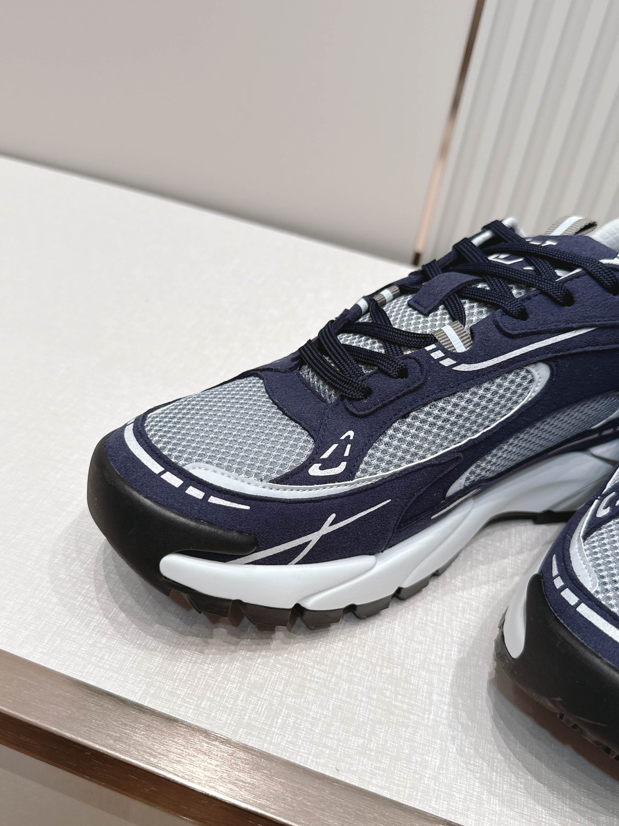 男款Louis Vuitton路易威登 LV Tatic Runner 运动鞋这款鞋是LV近年热门的“老