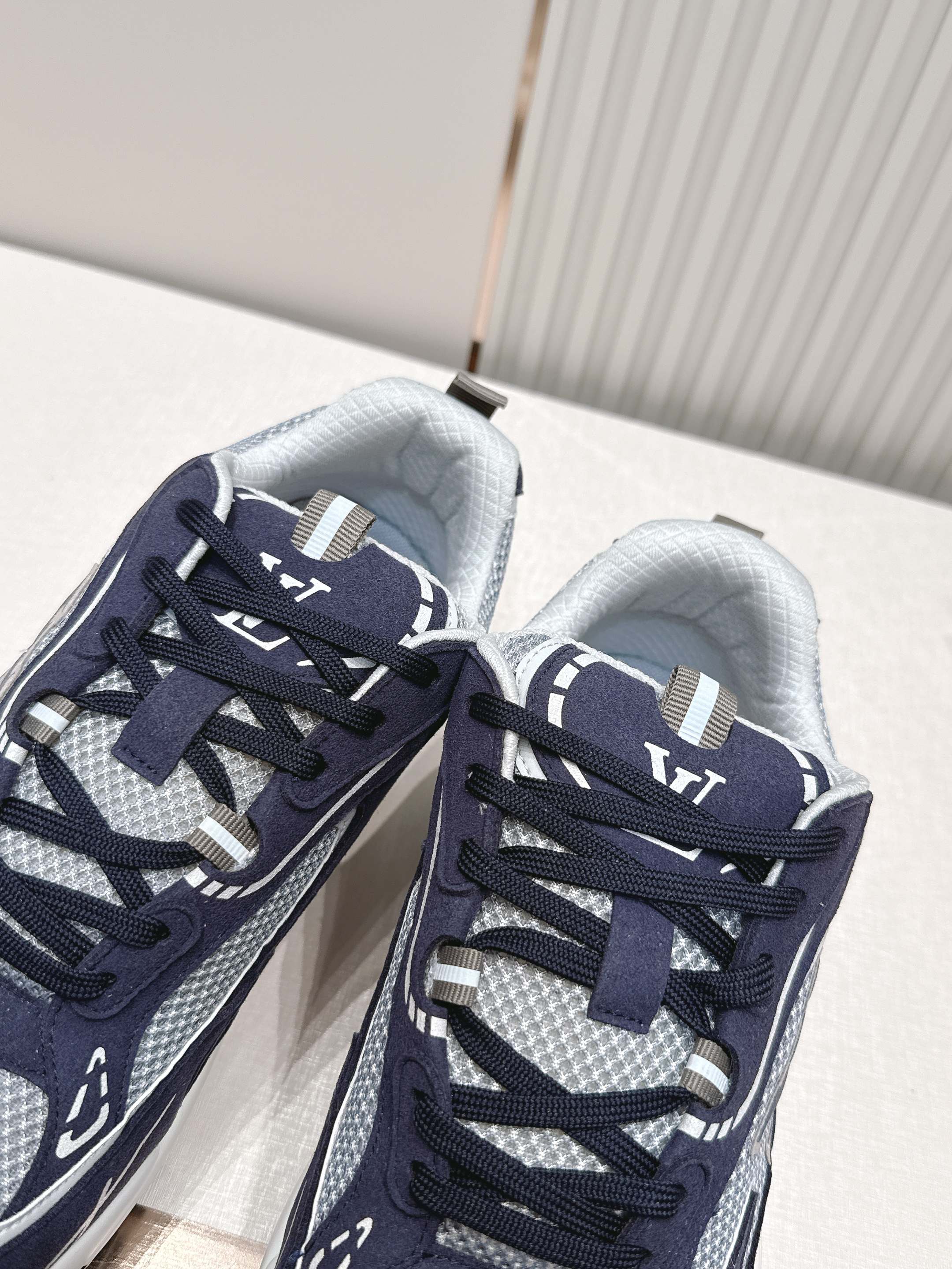 男款Louis Vuitton路易威登 LV Tatic Runner 运动鞋这款鞋是LV近年热门的“老