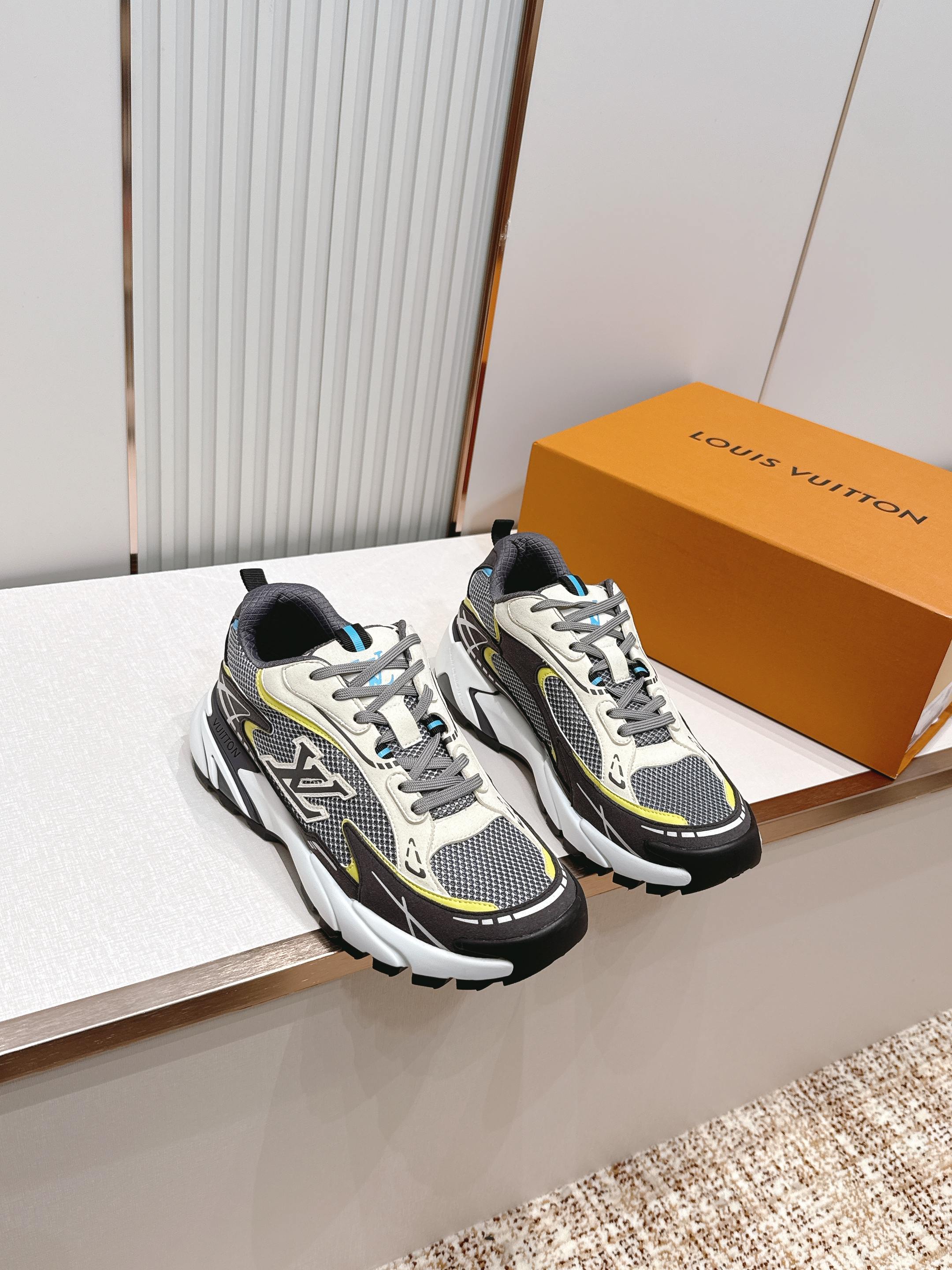 男款Louis Vuitton路易威登 LV Tatic Runner 运动鞋这款鞋是LV近年热门的“老