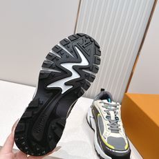 男款Louis Vuitton路易威登 LV Tatic Runner 运动鞋这款鞋是LV近年热门的“老 男款Louis Vuitton路易威登 LV Tatic Runner 运动鞋这款鞋是LV近年热门的“老