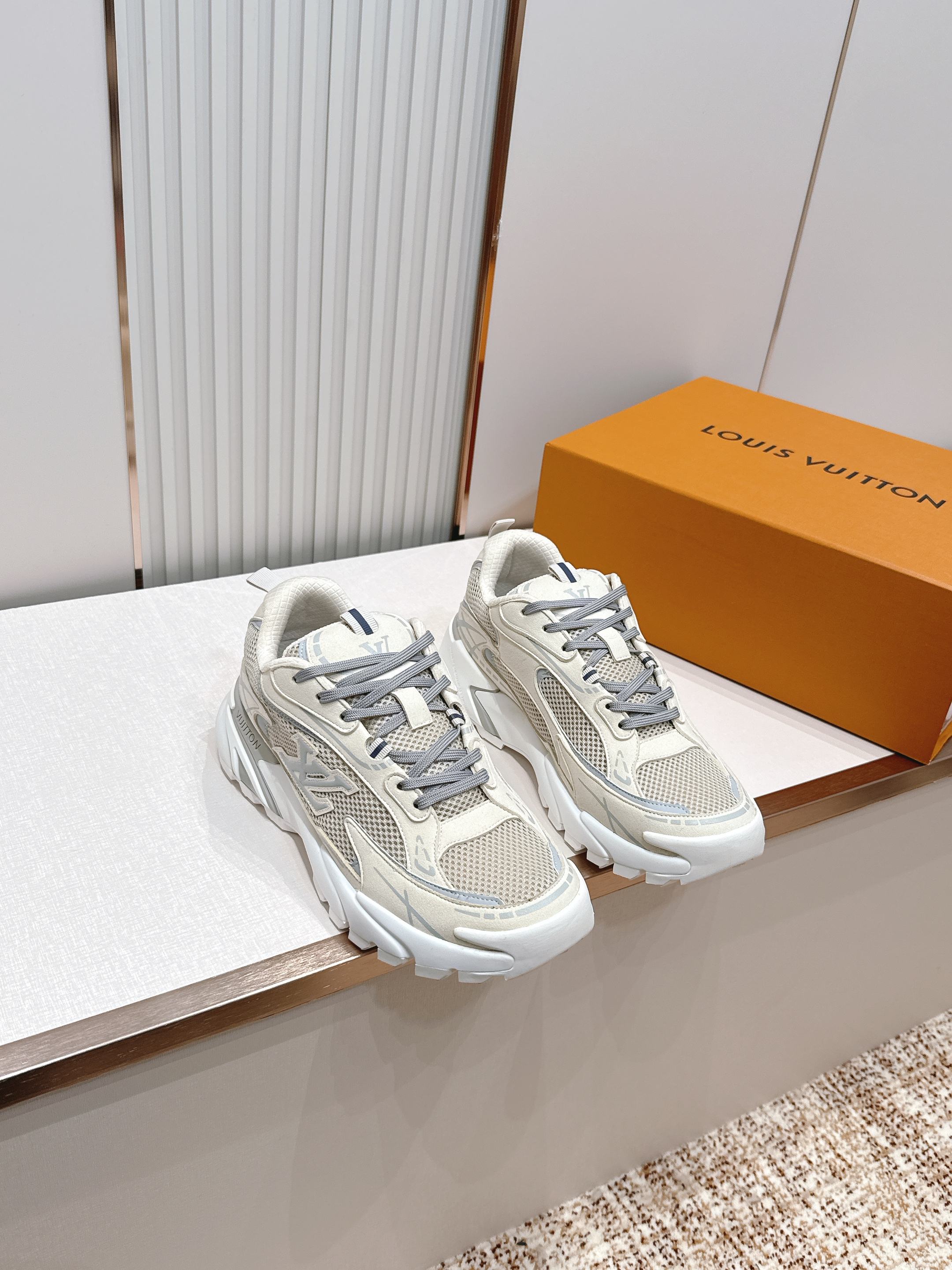 NO:814632,Men's Louis Vuitton LV Tatic Runner sneakers. This shoe is one of LV's popular 'dad shoe' series in recent years. It is also a new model launched during the period when Pharrell Williams was in charge. Compared with the traditional LV Trainer sneakers, its style is more outdoor and retro sports, and is more suitable for casual and street style wear. The upper is made of mesh cloth and technical fabrics, taking into account breathability and retro texture.  The side of the shoe is decorated with the eye-catching LV letter logo, and the word 'VUITTON' is printed on the heel. The sole is also embellished with Monogram floral elements for full recognition. The thick rubber outsole provides a good cushioning effect and has its own heightening effect; the lines of the shoe body are decorated with sports graffiti-style lines, with dark blue + gray + white color matching, versatile and textured. Sizes 39-45 (customized for 45), casual shoes/sports shoes, louis  vuitton,louis vuitton,louis vuitton,sneakers19860909出 男款 Louis Vuitton路易威登 LV Tatic Runner 运动鞋 这款鞋是LV近年热门的“老爹鞋”系列之一,也是Pharrell Williams主理时期推出的新款,相比传统的LV Trainer板鞋,它的风格更偏向户外、复古运动,更适合搭配休闲、街头风穿搭. 采用网眼布与科技面料拼接打造鞋面,兼顾透气性与复古质感. 鞋身侧面饰有醒目的LV字母标识,后跟印有“VUITTON”字样,鞋底还点缀了Monogram花卉元素,辨识度拉满. 厚底橡胶外底提供了良好的缓震效果,同时自带增高效果；鞋身线条带有运动涂鸦风格的线条装饰,搭配深蓝+灰+白的配色,百搭又显质感. 尺码39-45（45定做）,休闲鞋/运动鞋,louis vuitton,louis vuitton,louis vuitton,sneakers,Women's Shoes