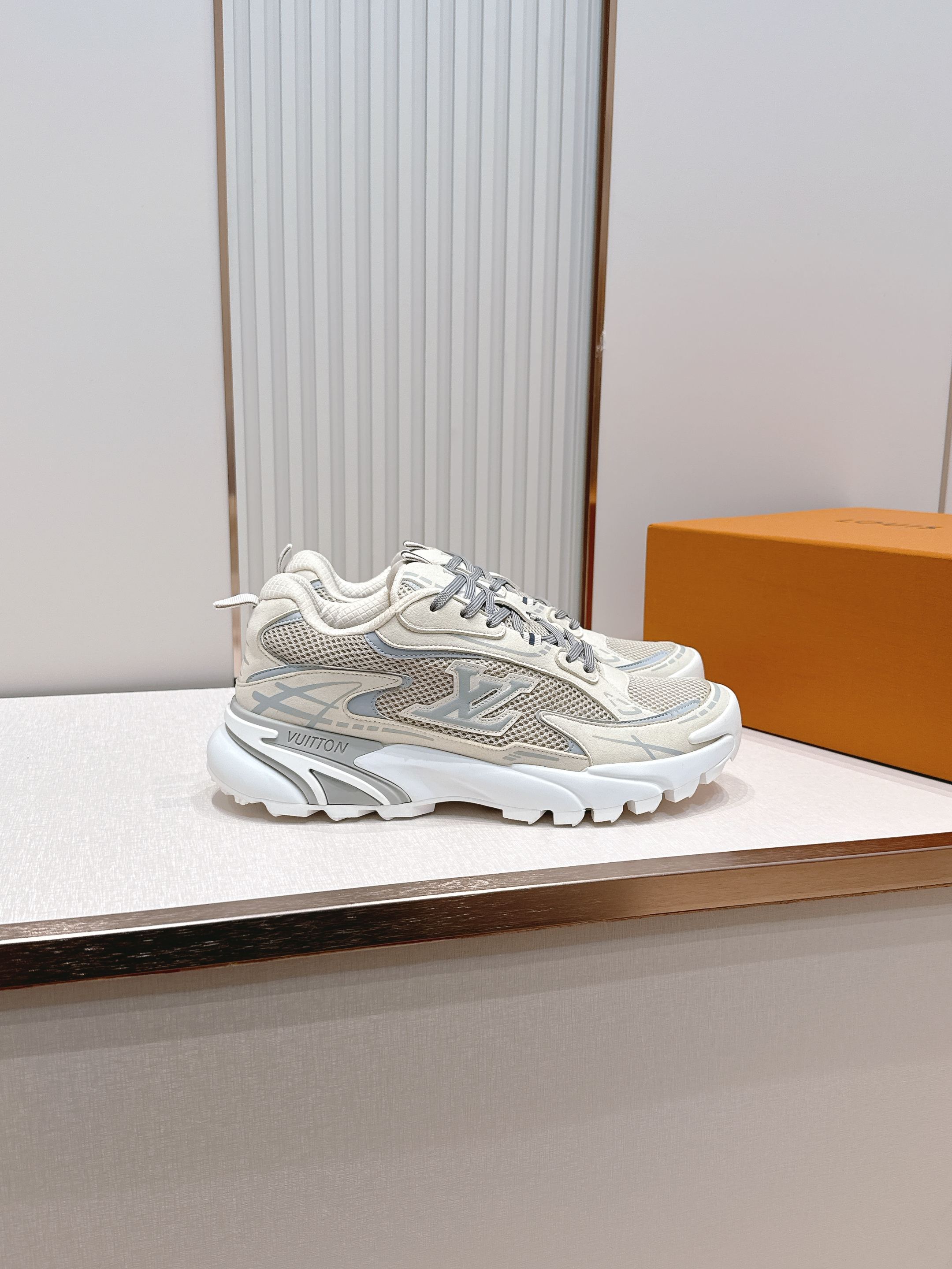 男款Louis Vuitton路易威登 LV Tatic Runner 运动鞋这款鞋是LV近年热门的“老