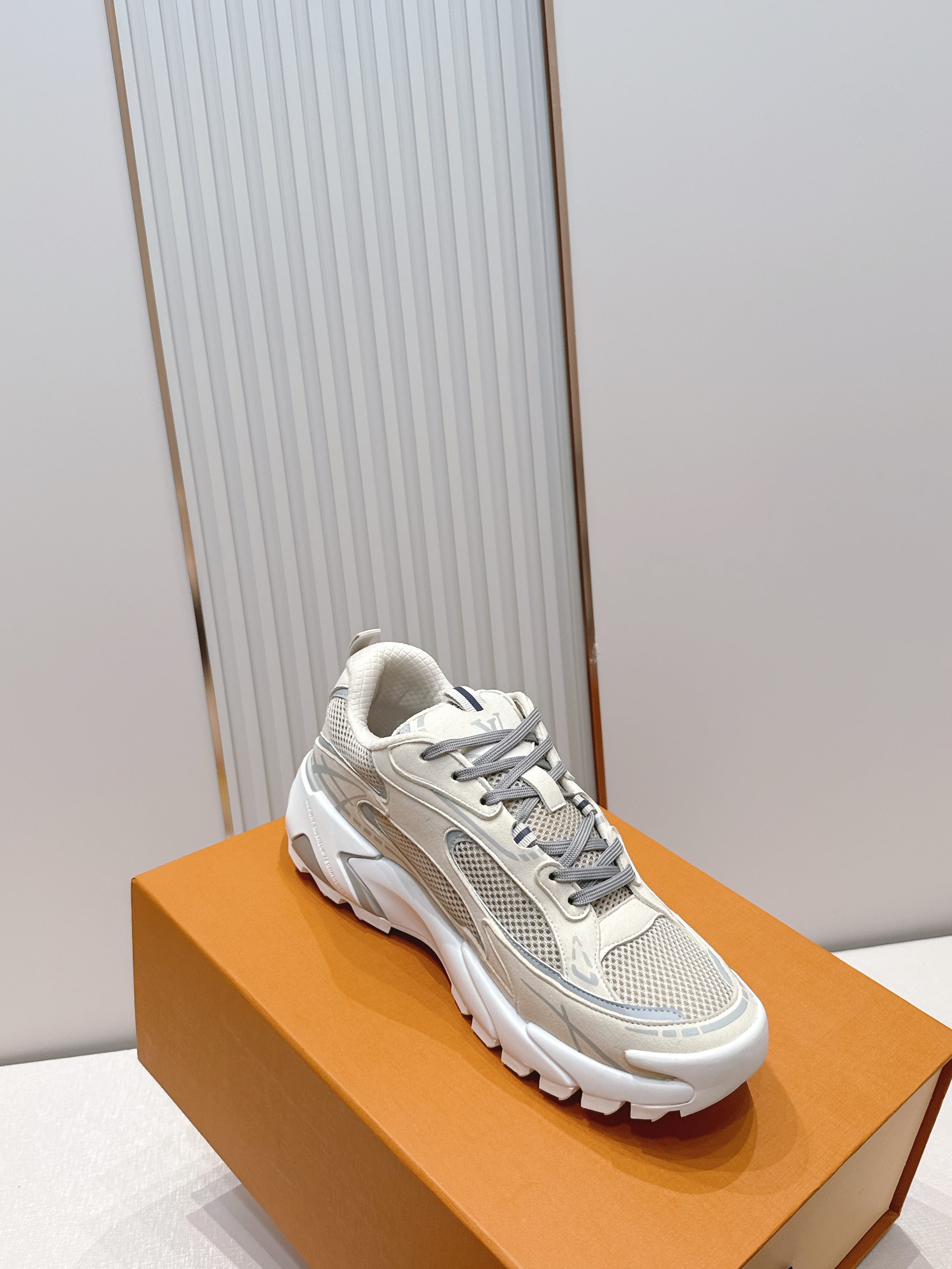 男款Louis Vuitton路易威登 LV Tatic Runner 运动鞋这款鞋是LV近年热门的“老