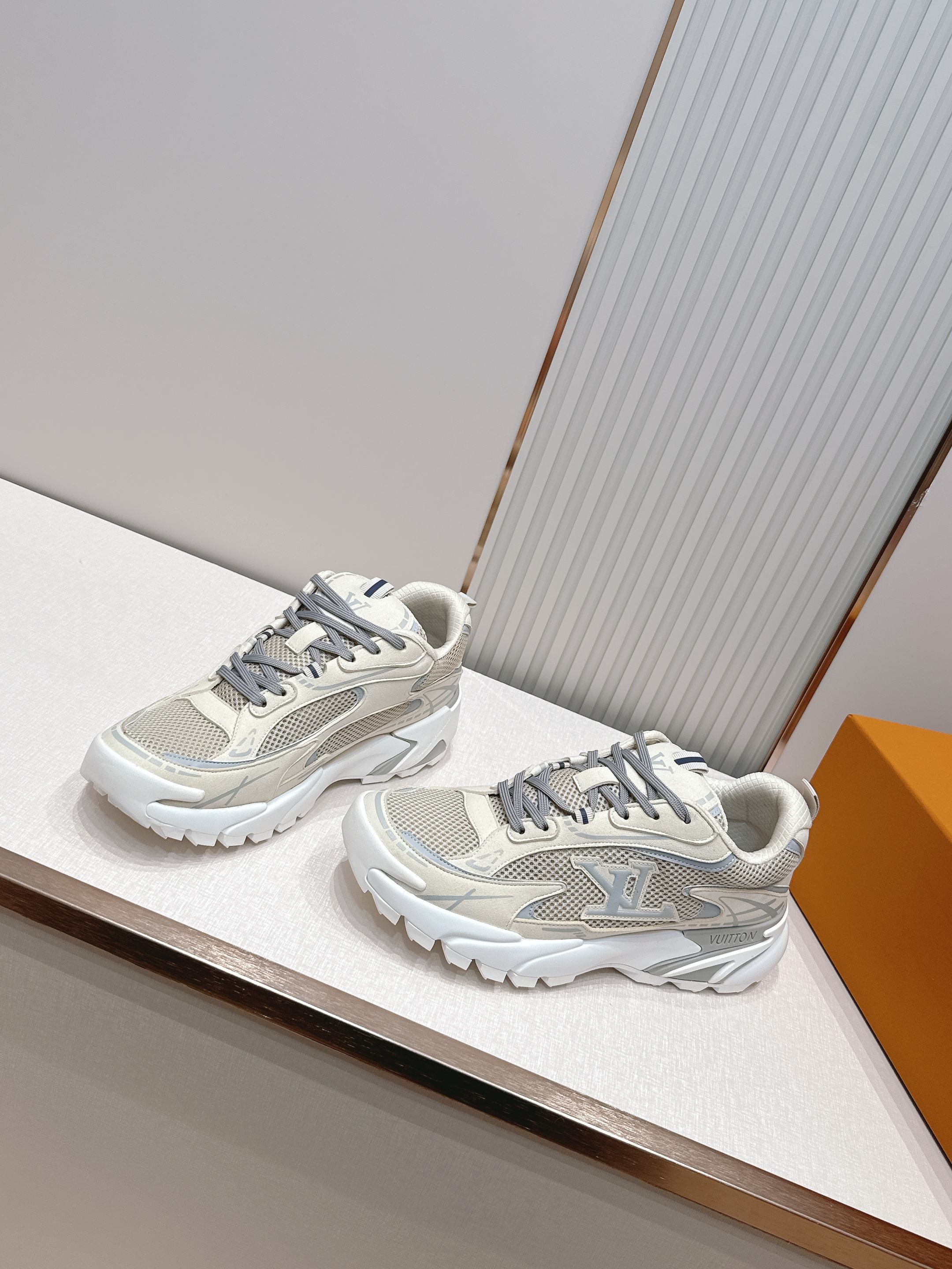 男款Louis Vuitton路易威登 LV Tatic Runner 运动鞋这款鞋是LV近年热门的“老