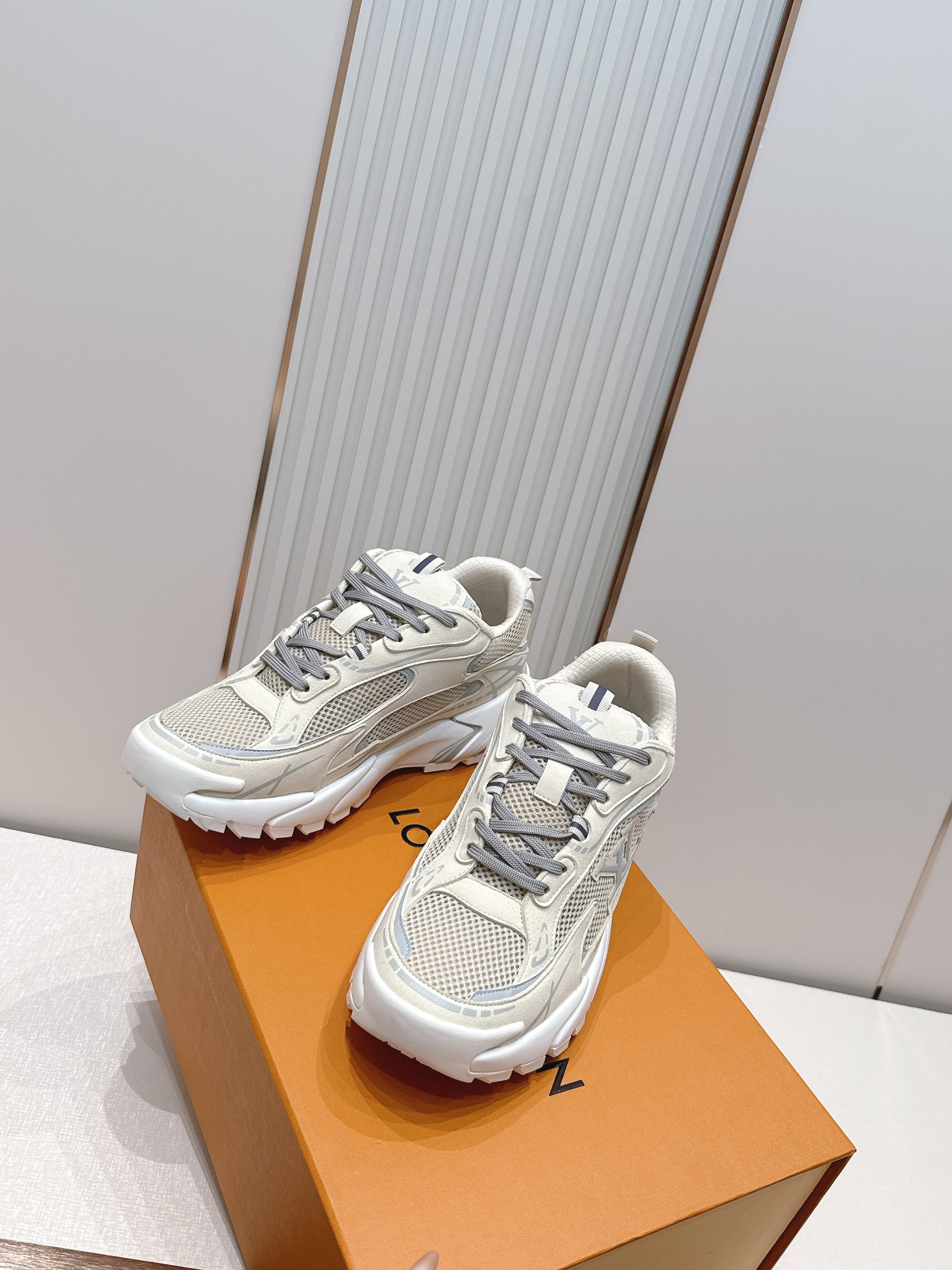 男款Louis Vuitton路易威登 LV Tatic Runner 运动鞋这款鞋是LV近年热门的“老