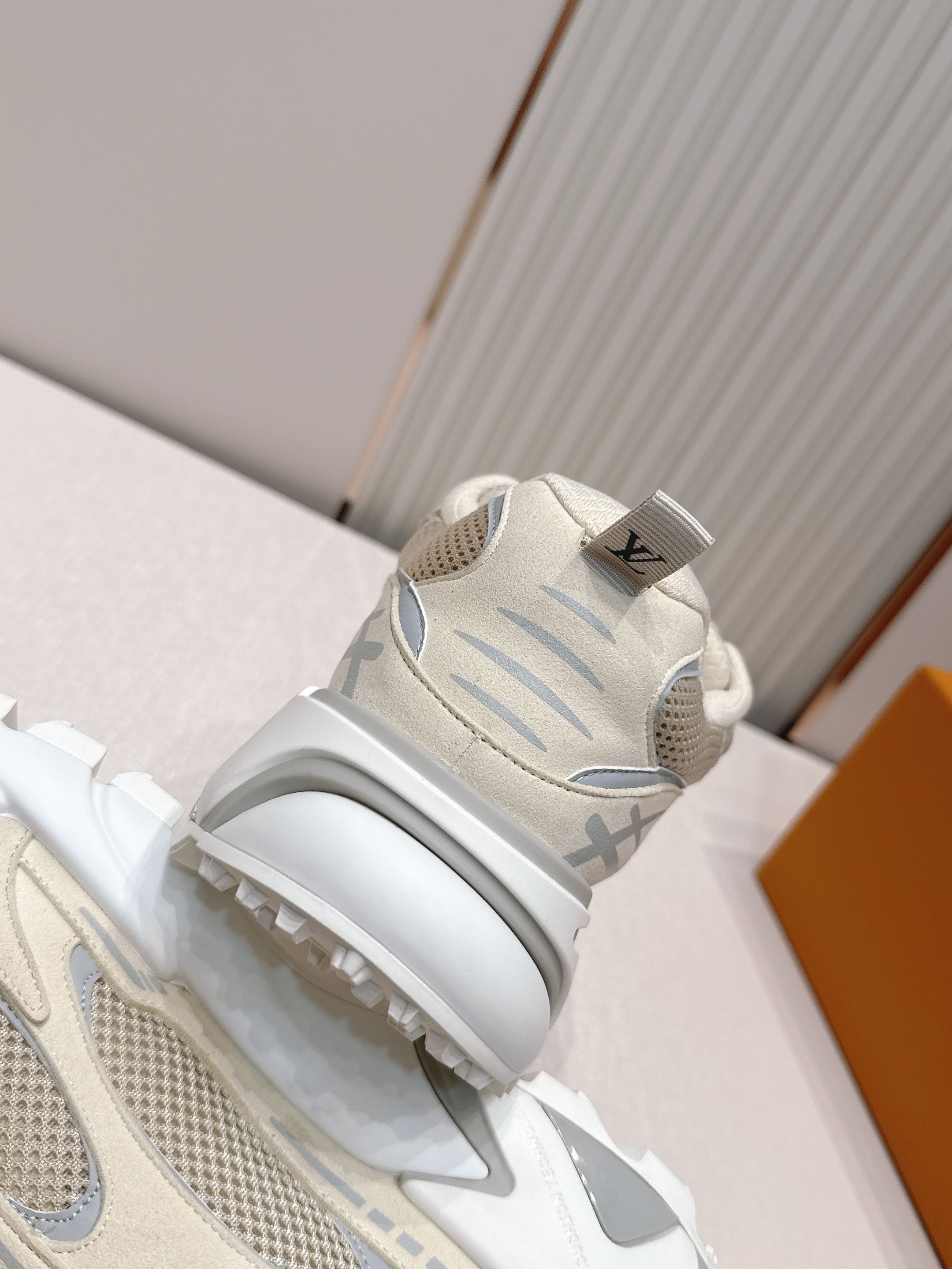男款Louis Vuitton路易威登 LV Tatic Runner 运动鞋这款鞋是LV近年热门的“老