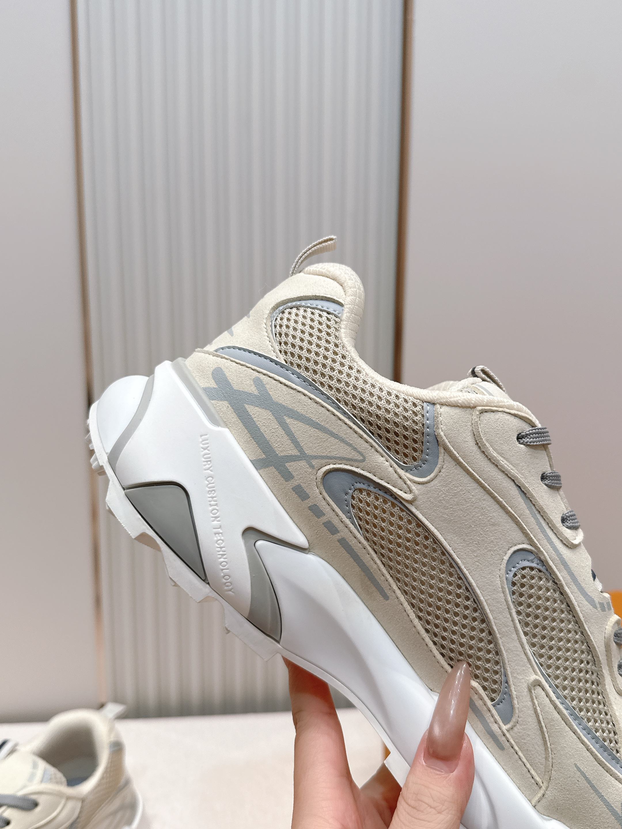 男款Louis Vuitton路易威登 LV Tatic Runner 运动鞋这款鞋是LV近年热门的“老
