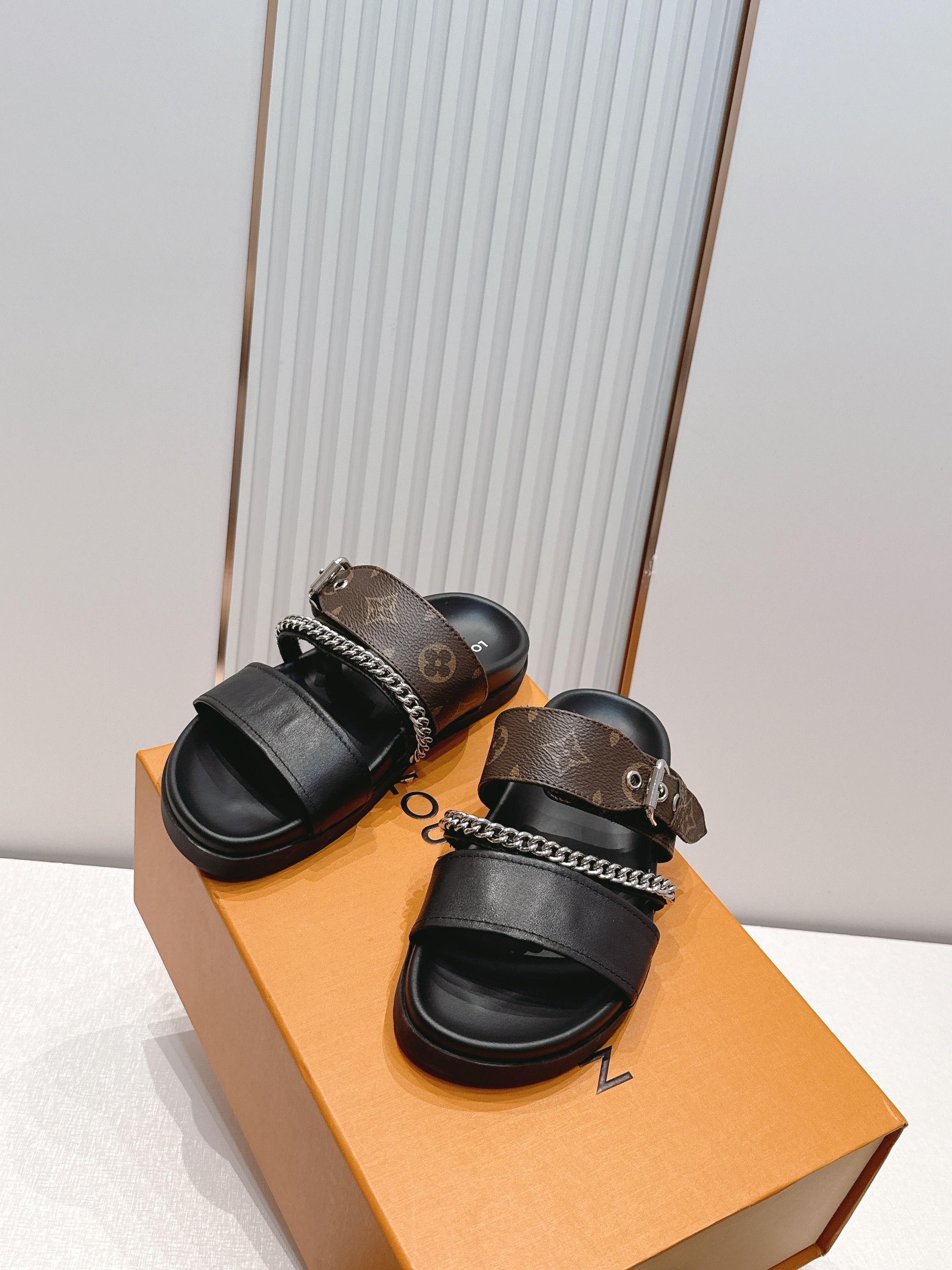 Louis Vuitton LV Isola凉鞋 搭配 LV标志 简约又有辨识度 可调节金属扣带 穿脱方便 适合不同脚型