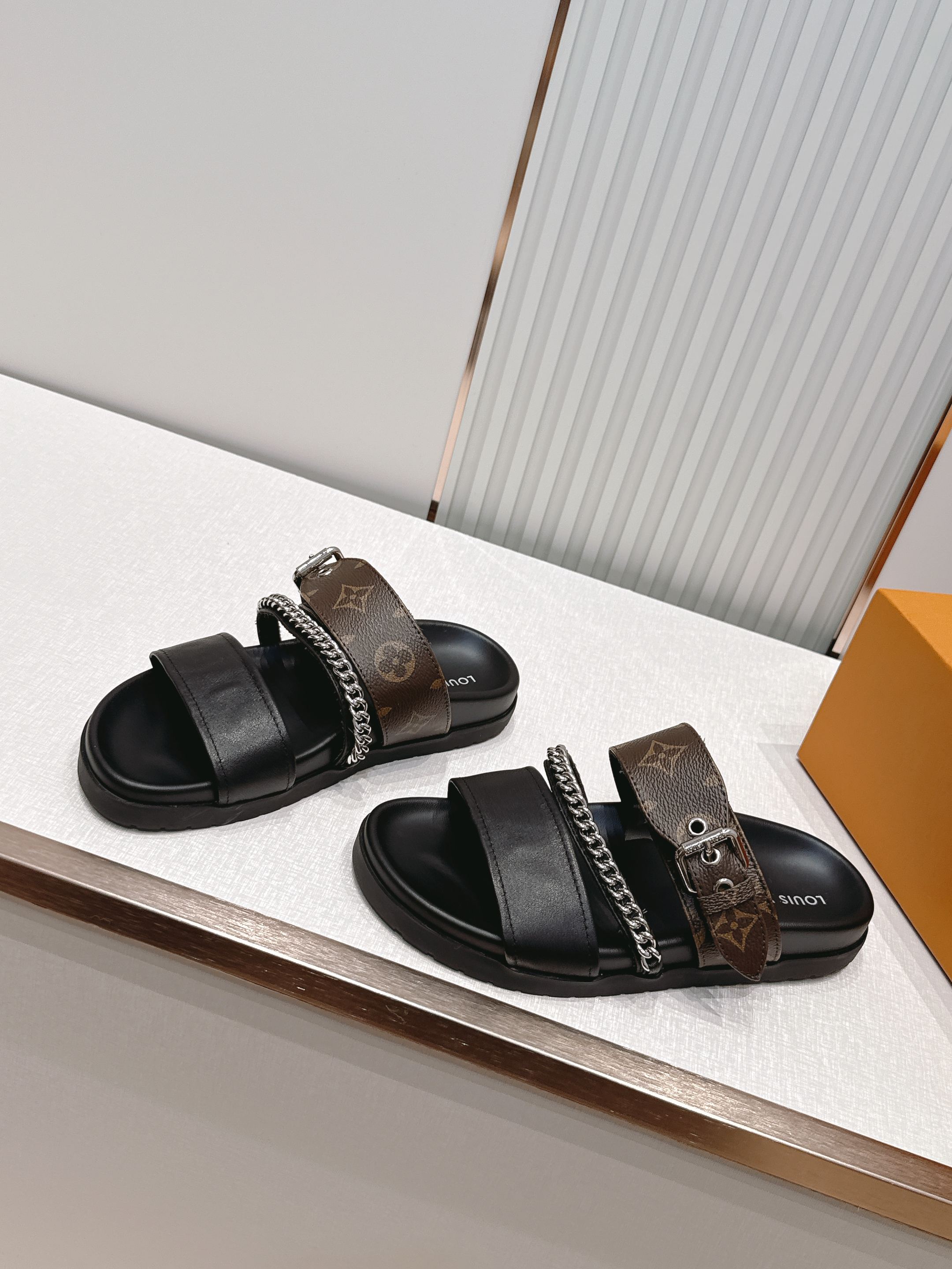 Louis Vuitton LV Isola凉鞋 搭配 LV标志 简约又有辨识度 可调节金属扣带 穿脱方便 适合不同脚型