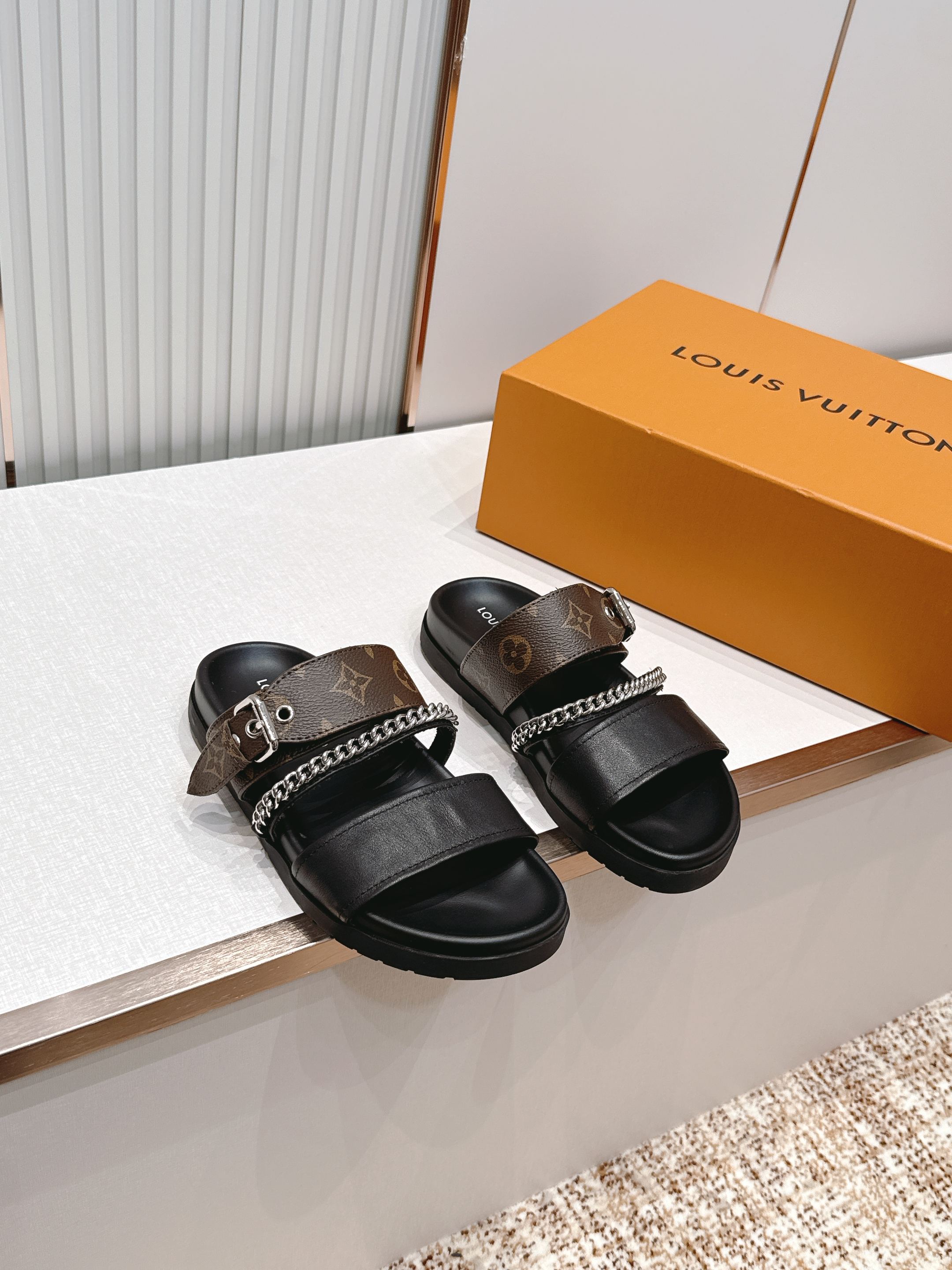 Louis Vuitton LV Isola凉鞋 搭配 LV标志 简约又有辨识度 可调节金属扣带 穿脱方便 适合不同脚型