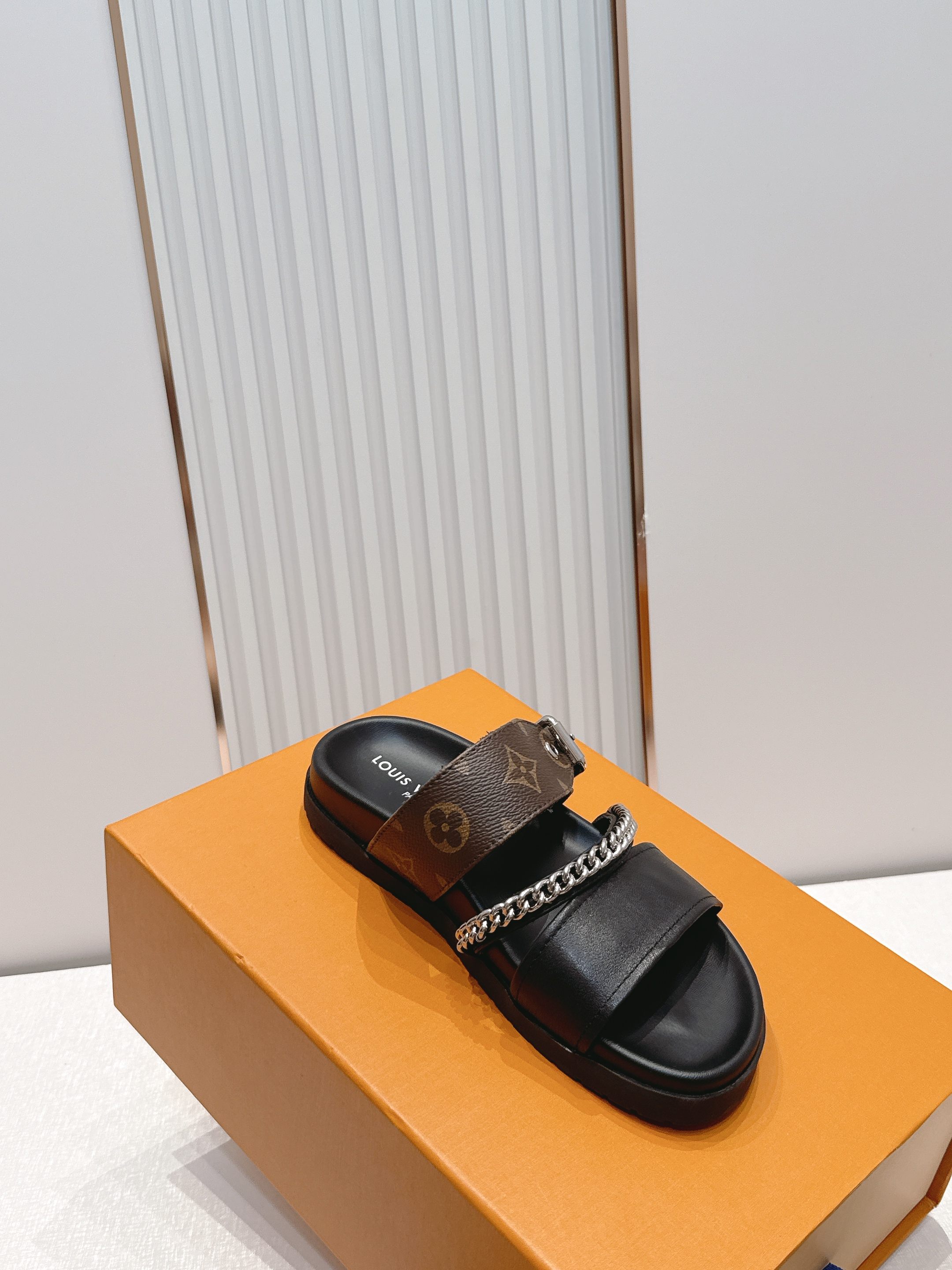 Louis Vuitton LV Isola凉鞋 搭配 LV标志 简约又有辨识度 可调节金属扣带 穿脱方便 适合不同脚型