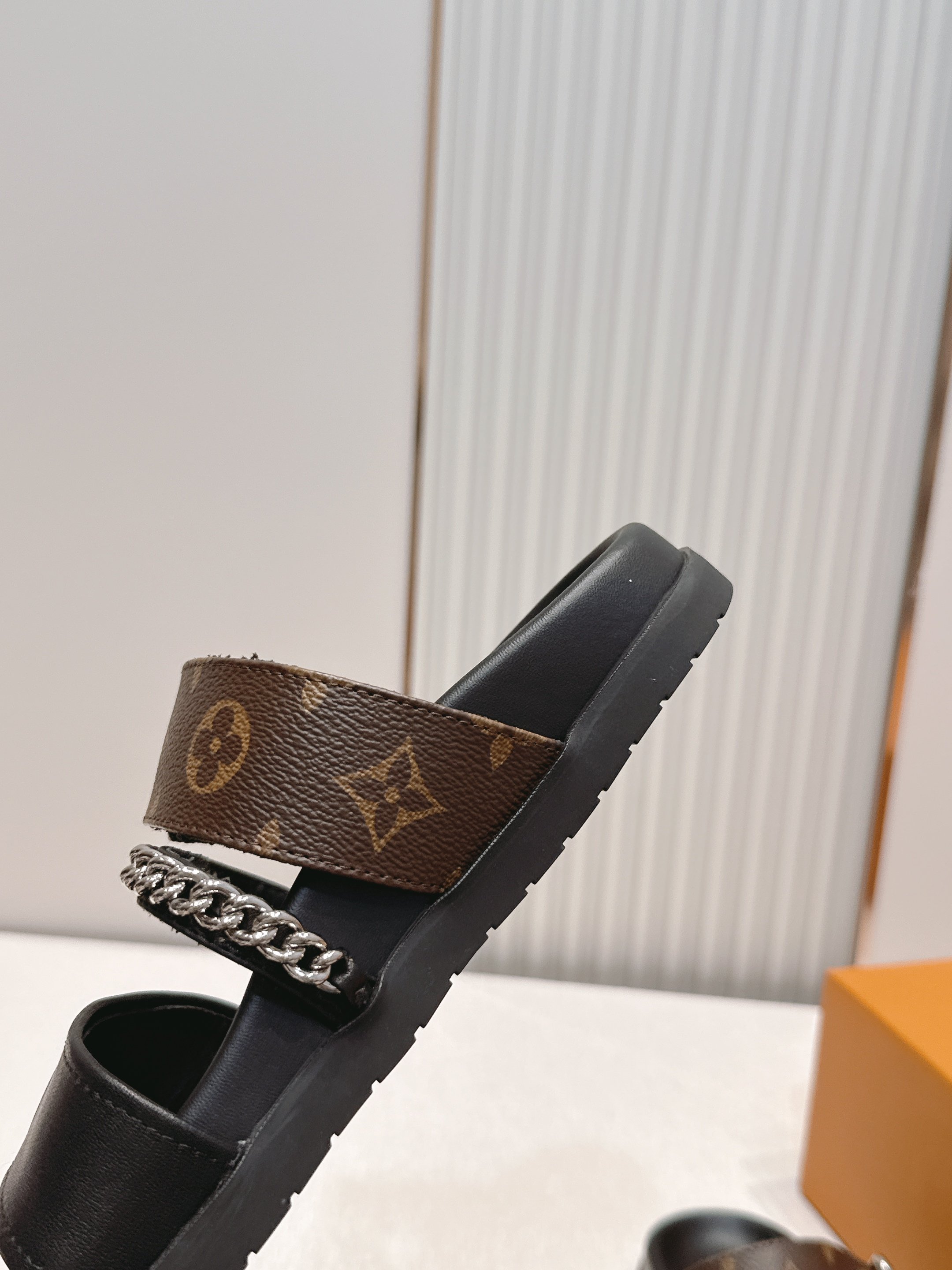 Louis vuitt..ss26 new arrival～拖鞋LV Isola凉鞋，搭配经典LV标志，