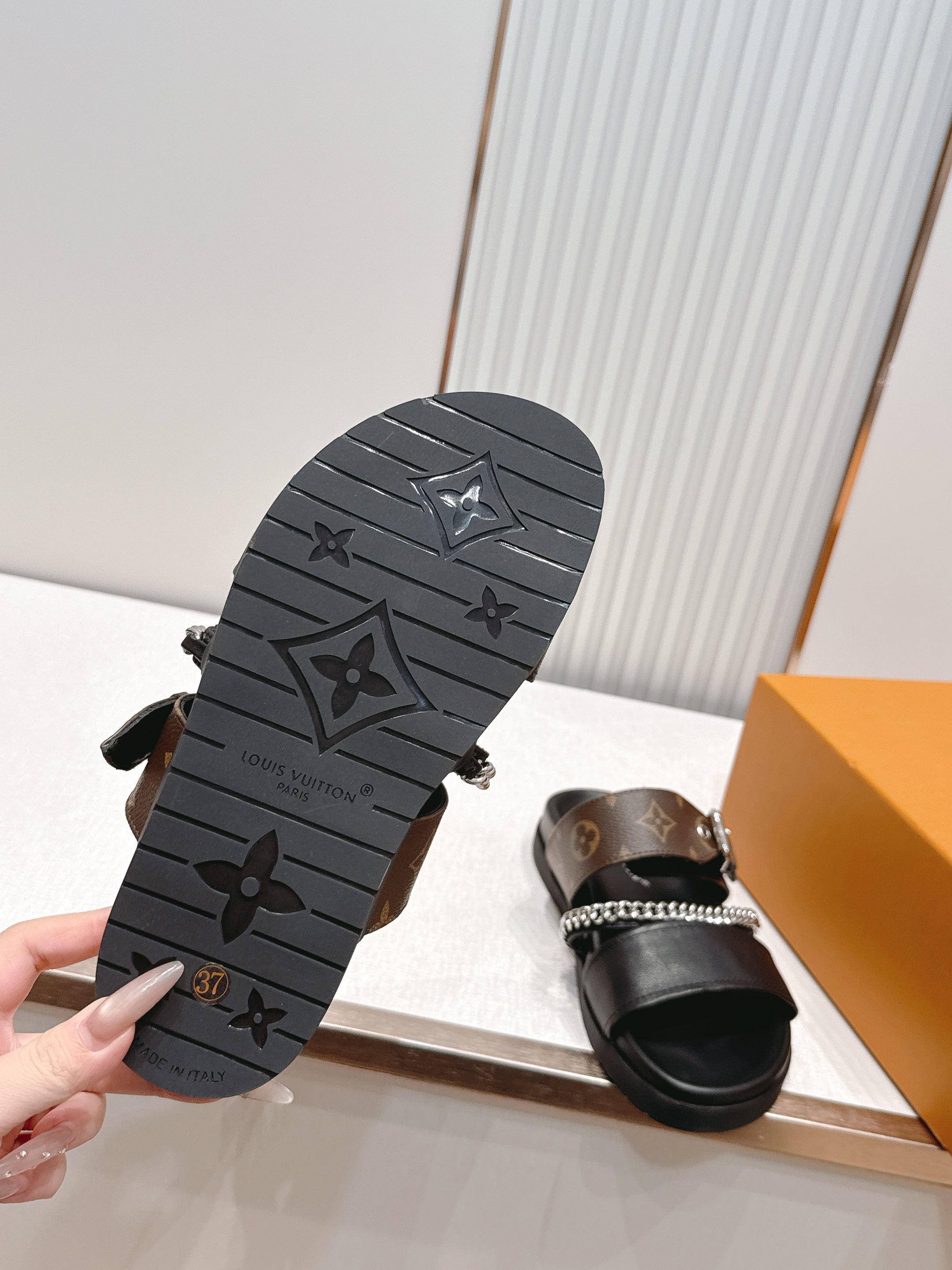 Louis vuitt..ss26 new arrival～拖鞋LV Isola凉鞋，搭配经典LV标志，