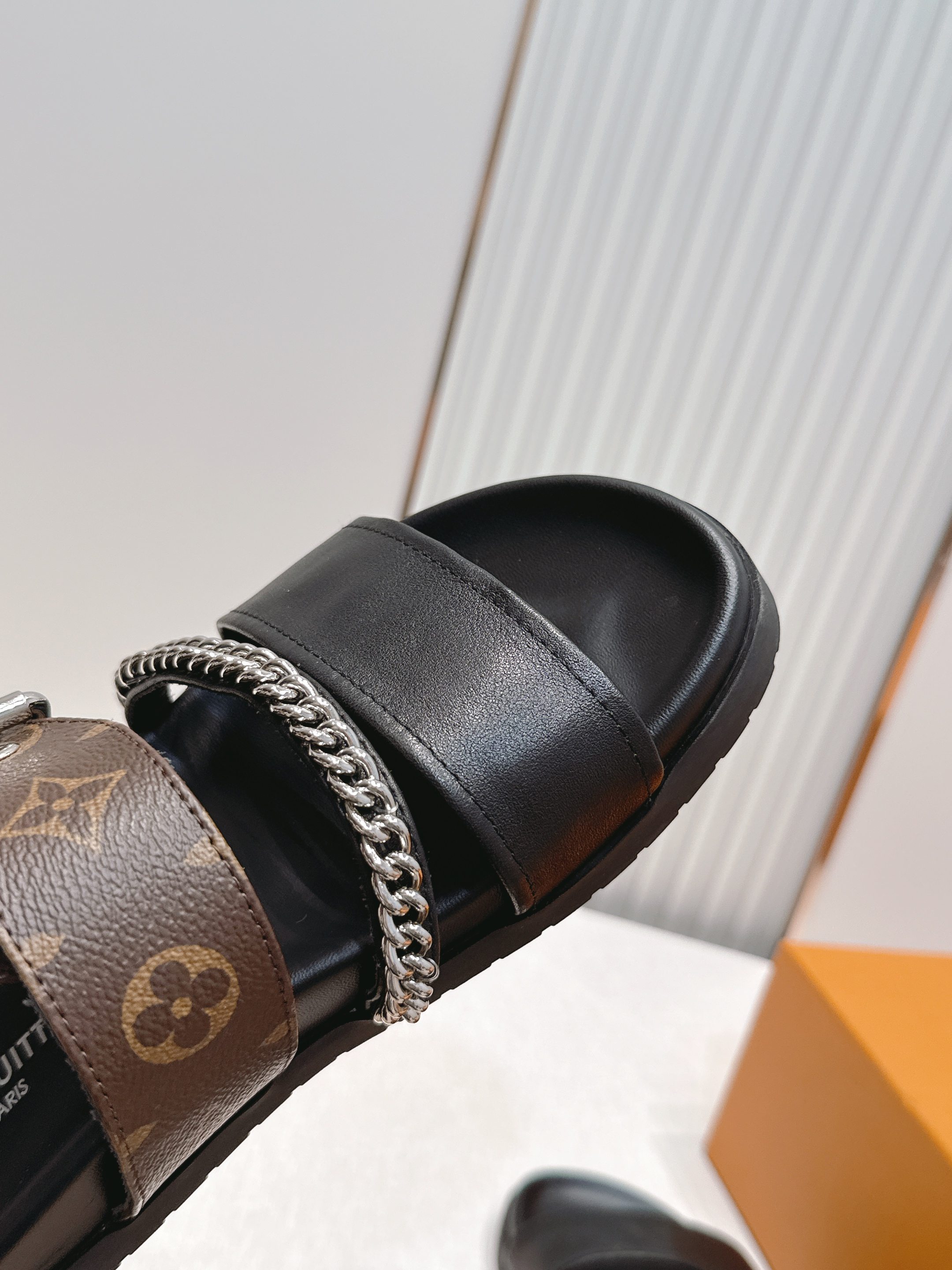 Louis Vuitton LV Isola凉鞋 搭配 LV标志 简约又有辨识度 可调节金属扣带 穿脱方便 适合不同脚型