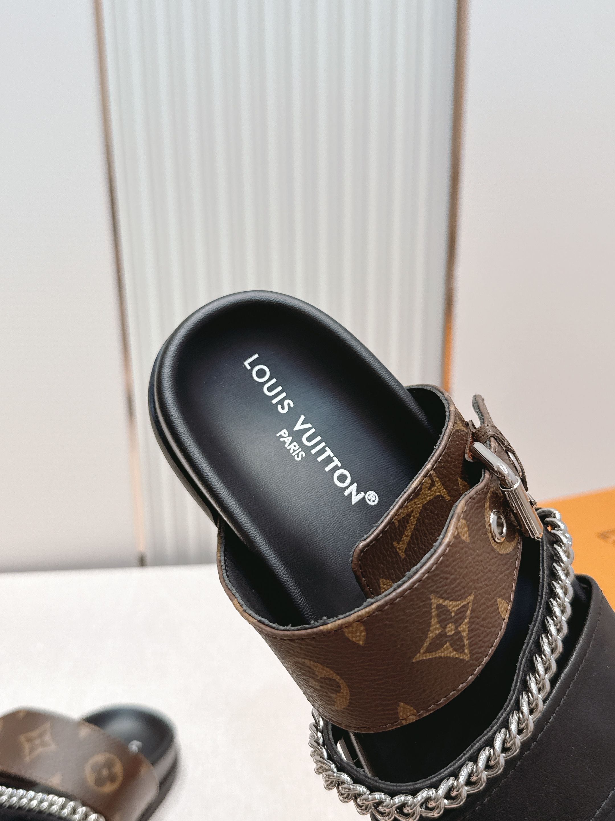 Louis vuitt..ss26 new arrival～拖鞋LV Isola凉鞋，搭配经典LV标志，