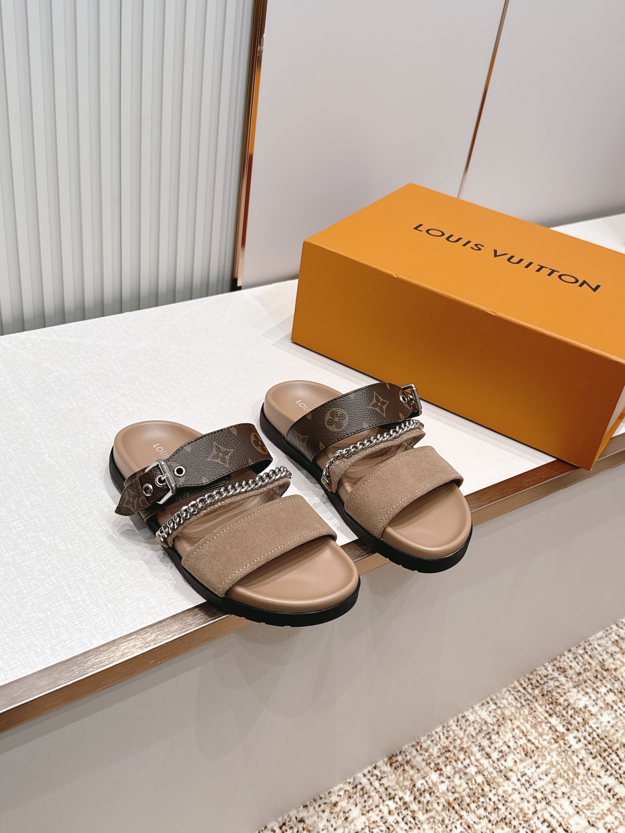 Louis Vuitton LV Isola凉鞋 搭配 LV标志 简约又有辨识度 可调节金属扣带 穿脱方便 适合不同脚型
