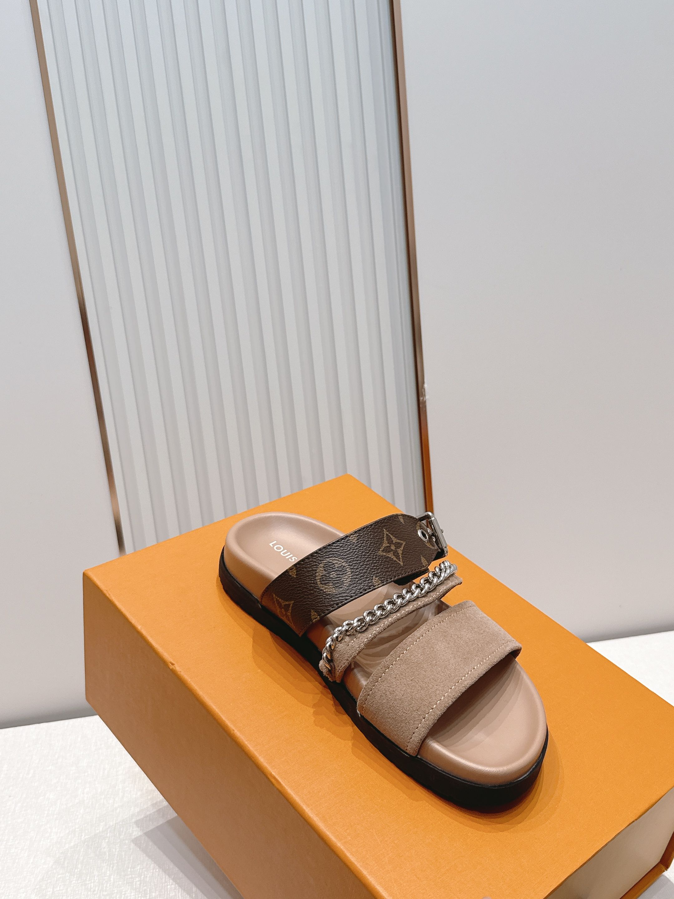 Louis Vuitton LV Isola凉鞋 搭配 LV标志 简约又有辨识度 可调节金属扣带 穿脱方便 适合不同脚型