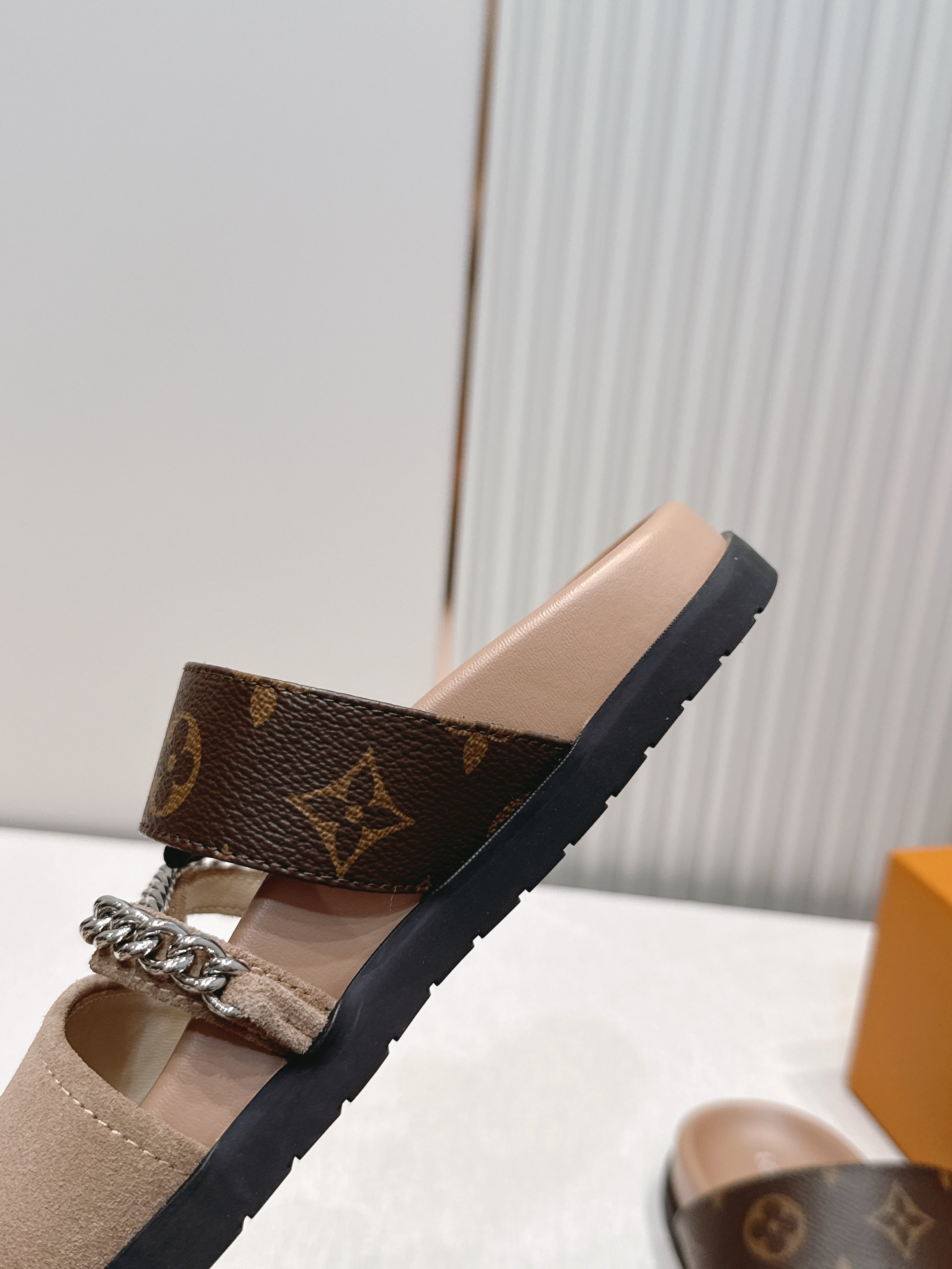 Louis vuitt..ss26 new arrival～拖鞋LV Isola凉鞋，搭配经典LV标志，