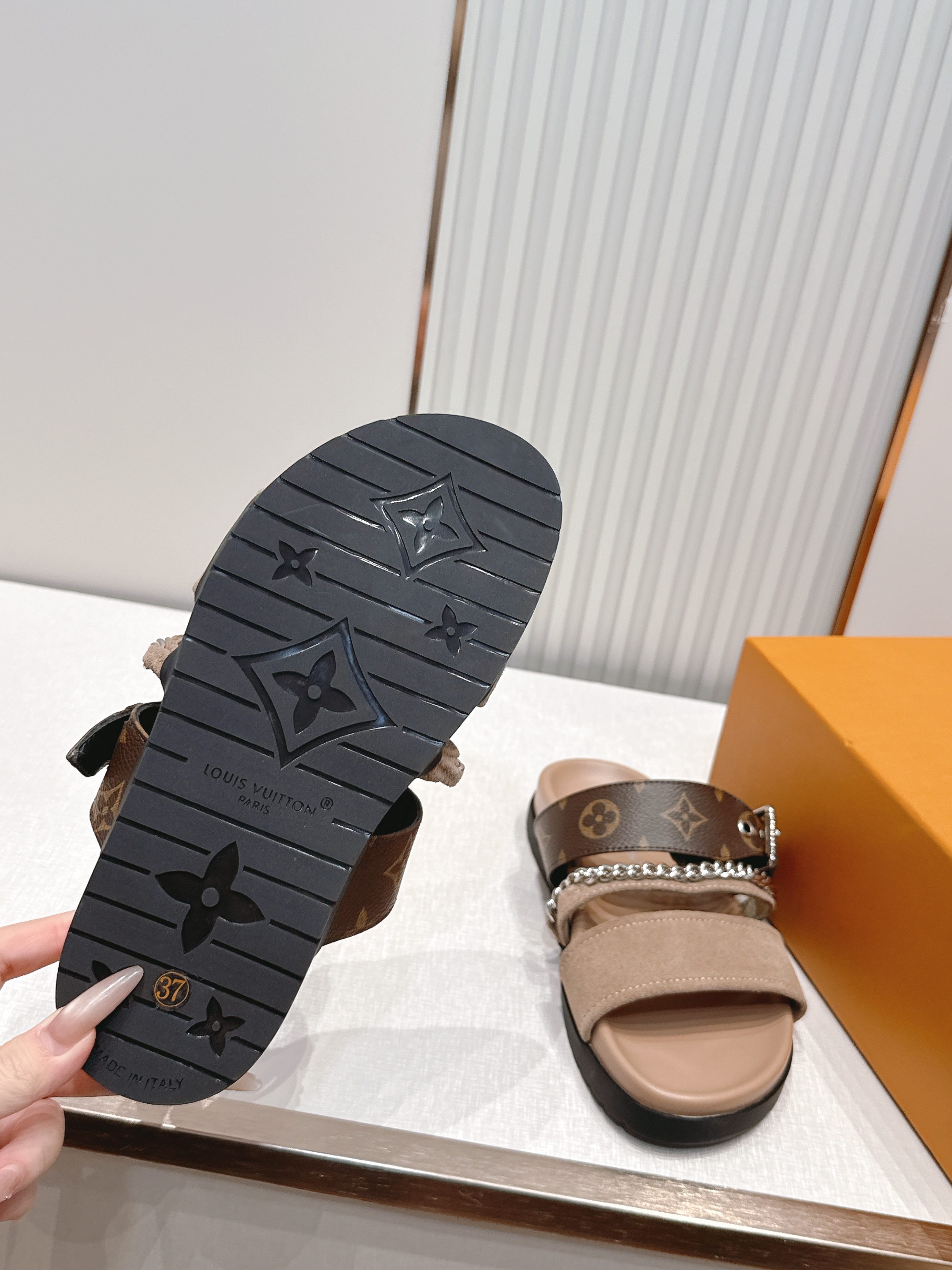 Louis vuitt..ss26 new arrival～拖鞋LV Isola凉鞋，搭配经典LV标志，