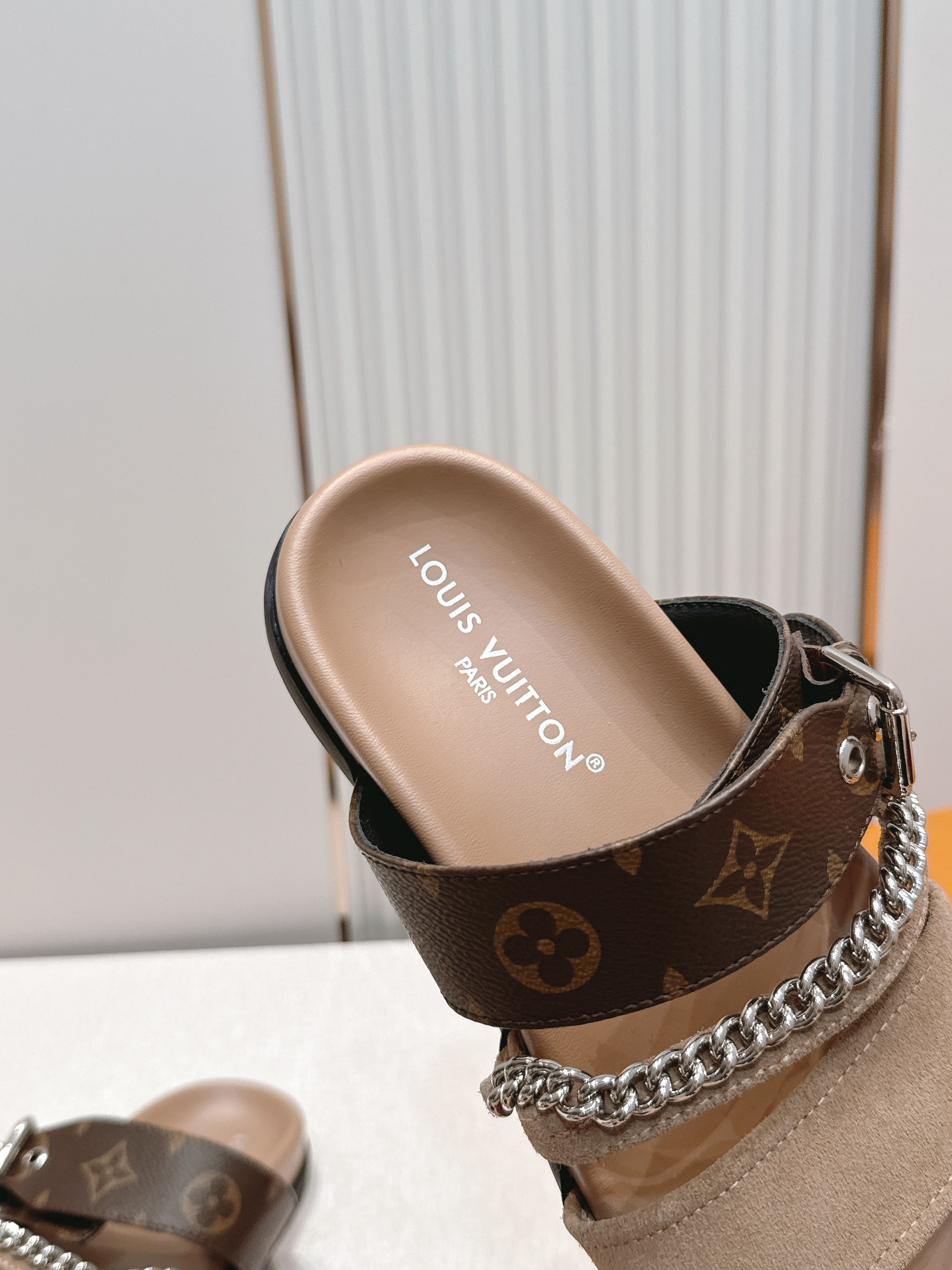 Louis vuitt..ss26 new arrival～拖鞋LV Isola凉鞋，搭配经典LV标志，