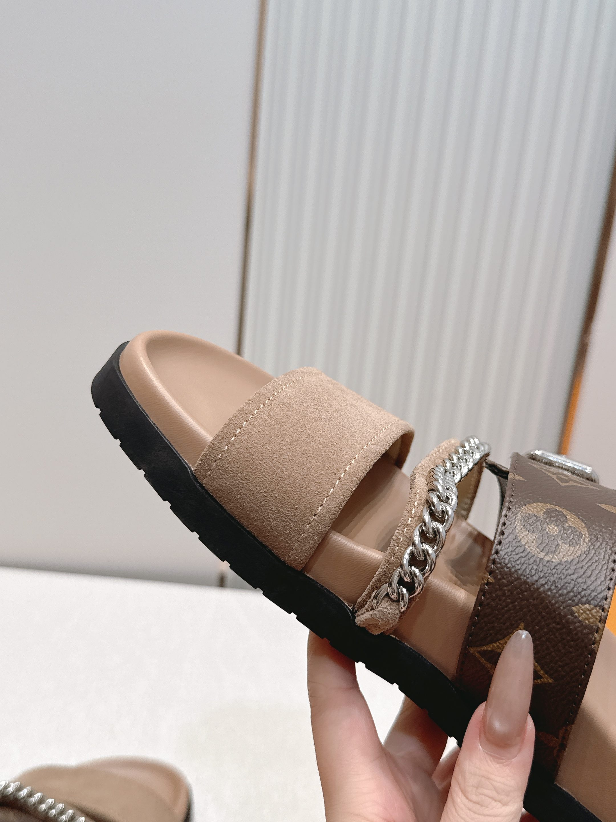 Louis Vuitton LV Isola凉鞋 搭配 LV标志 简约又有辨识度 可调节金属扣带 穿脱方便 适合不同脚型