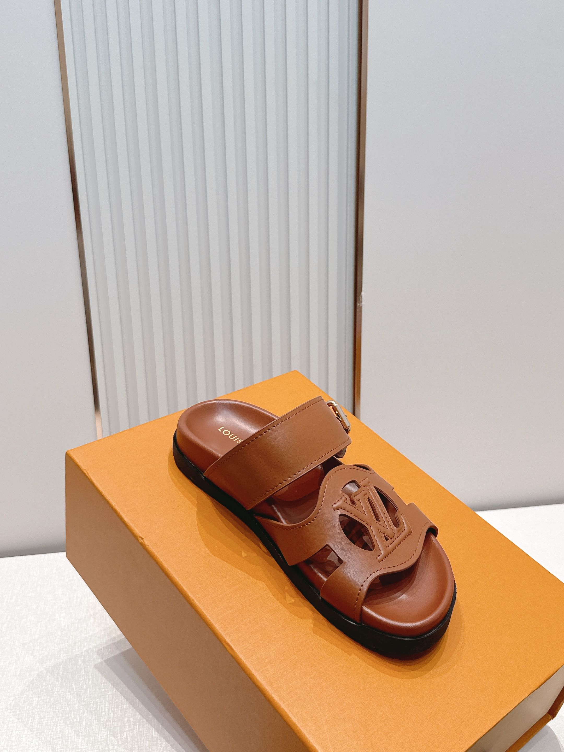 Louis Vuitton LV Isola凉鞋 搭配 LV标志 简约又有辨识度 可调节金属扣带 穿脱方便 适合不同脚型