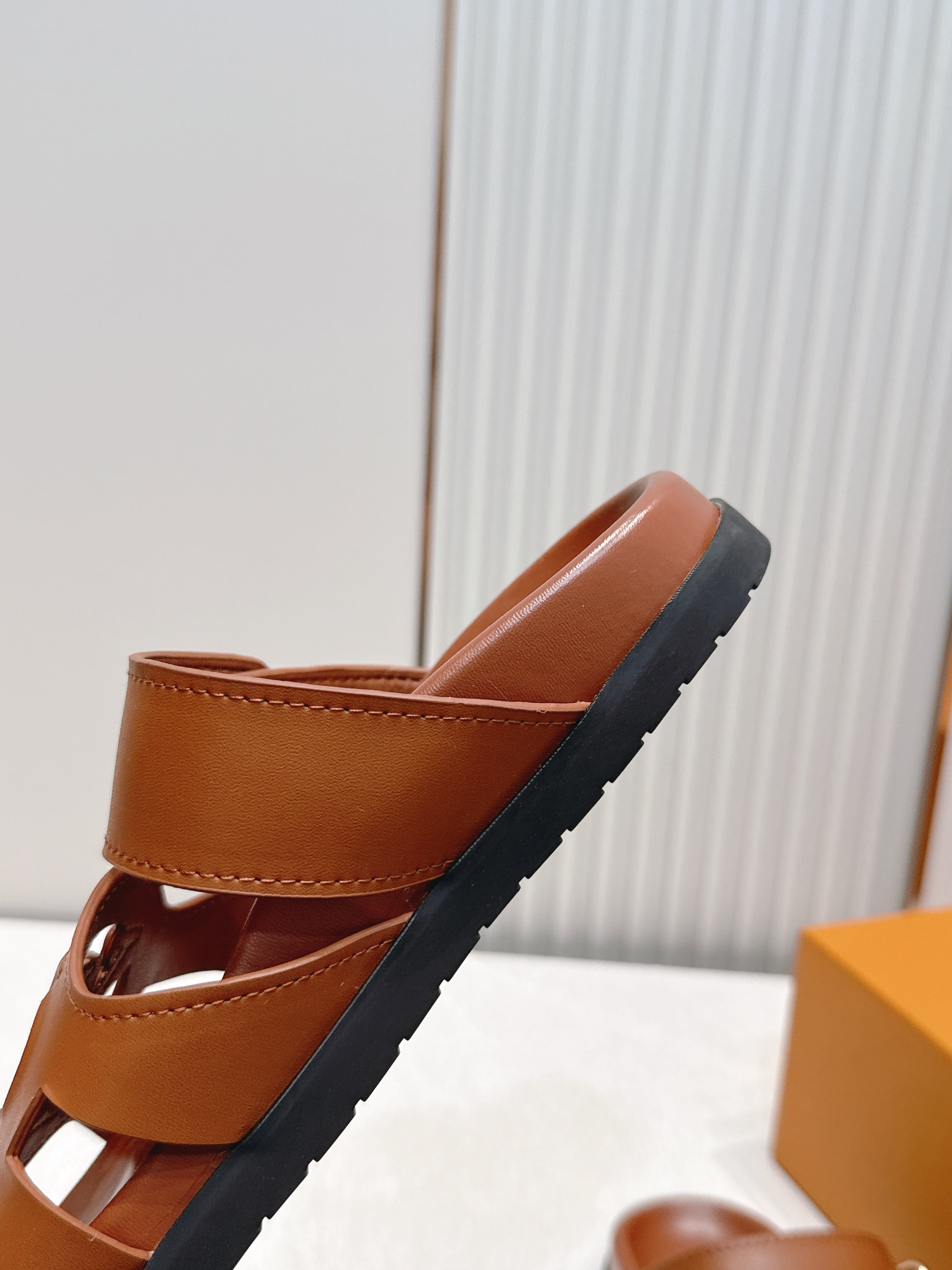 Louis vuitt..ss26 new arrival～拖鞋LV Isola凉鞋，搭配经典LV标志，