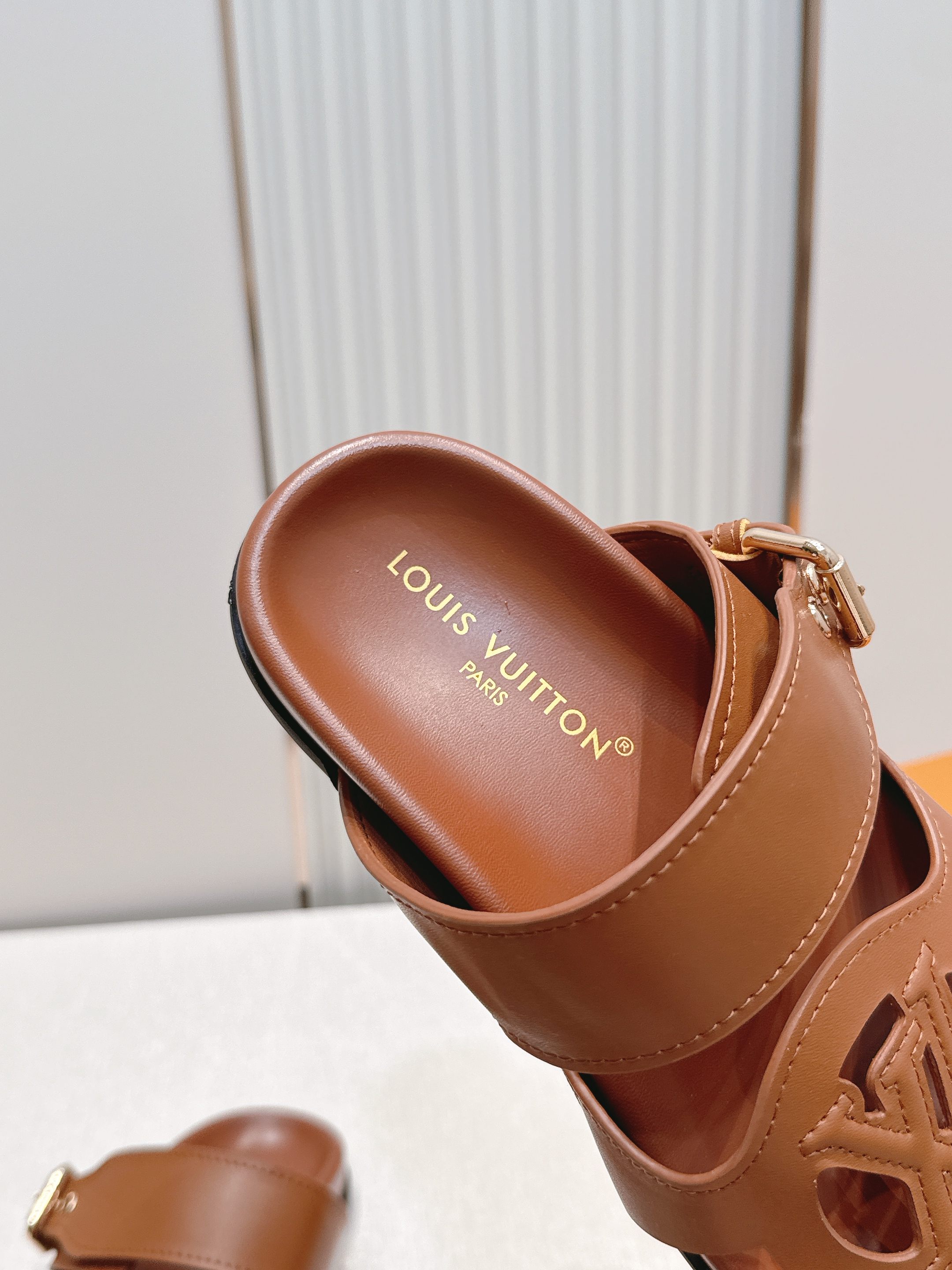 Louis Vuitton LV Isola凉鞋 搭配 LV标志 简约又有辨识度 可调节金属扣带 穿脱方便 适合不同脚型